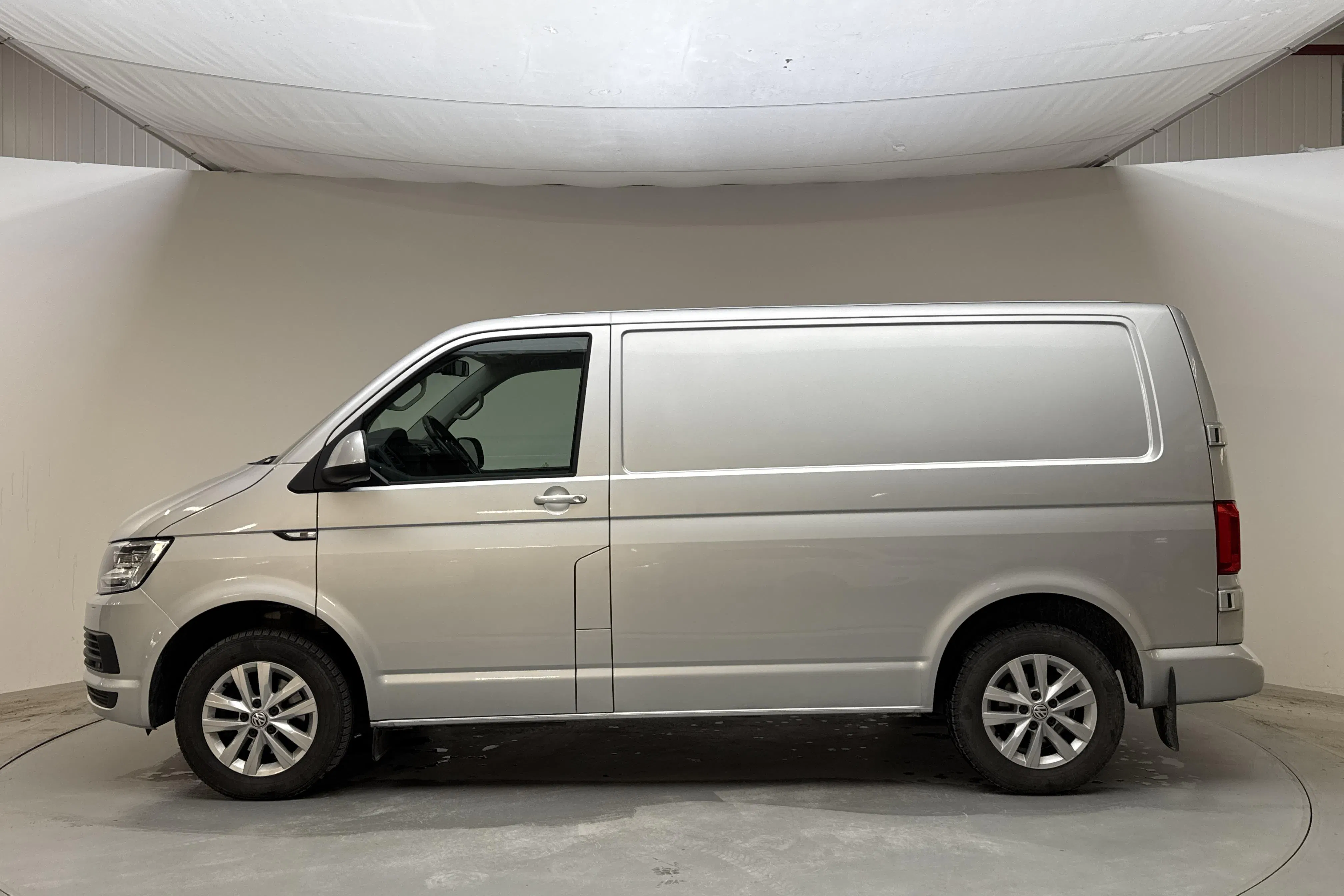 Presentationsfoto 2 av 15: VW Transporter T6 2.0 TDI BMT Skåp 4MOTION (150hk) - 13 249 mil - Automat - silver - 2018