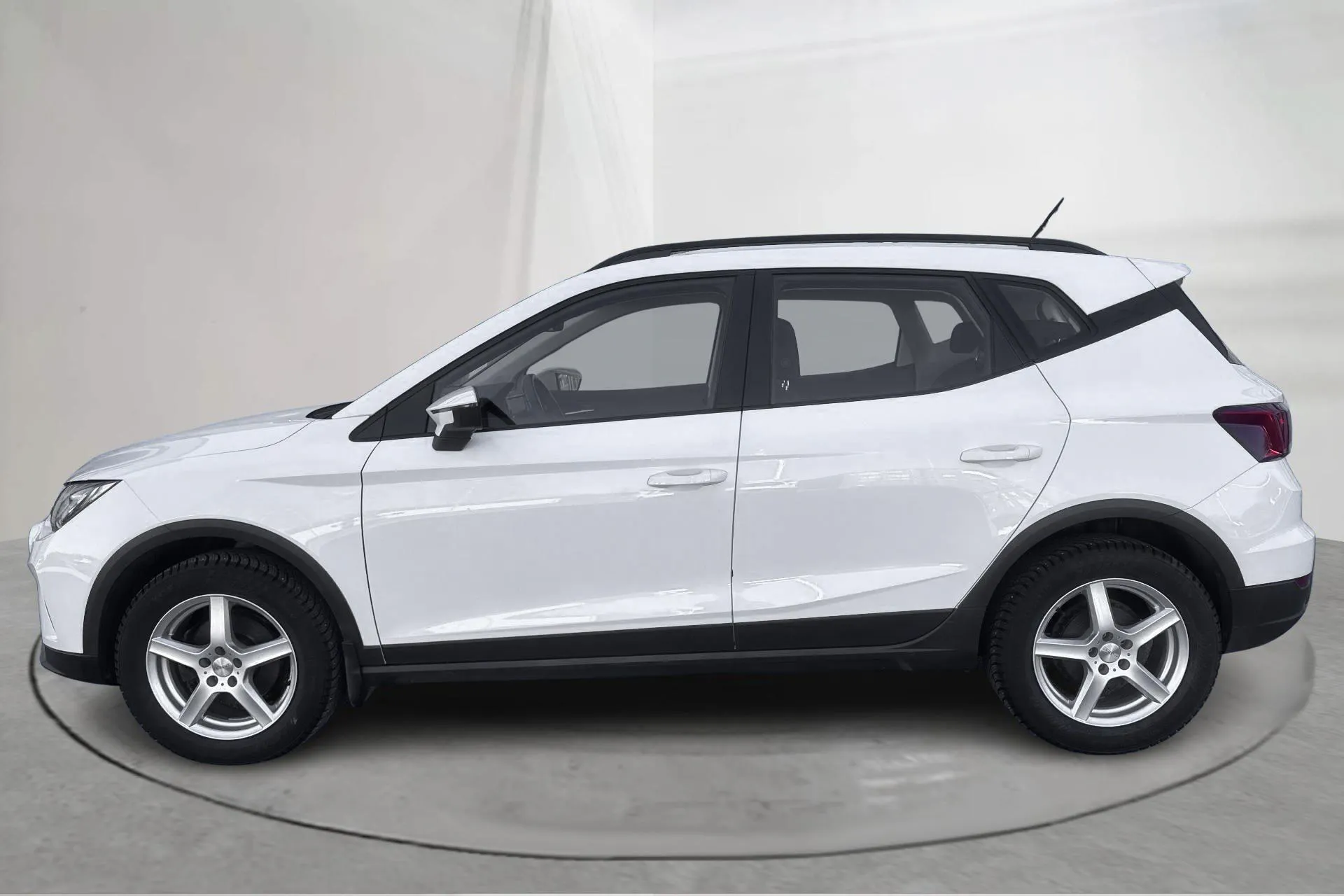 Presentationsfoto 2 av 16: Seat Arona 1.0 TGI 5dr (90hk) - 6 374 mil - Manuell - vit - 2022