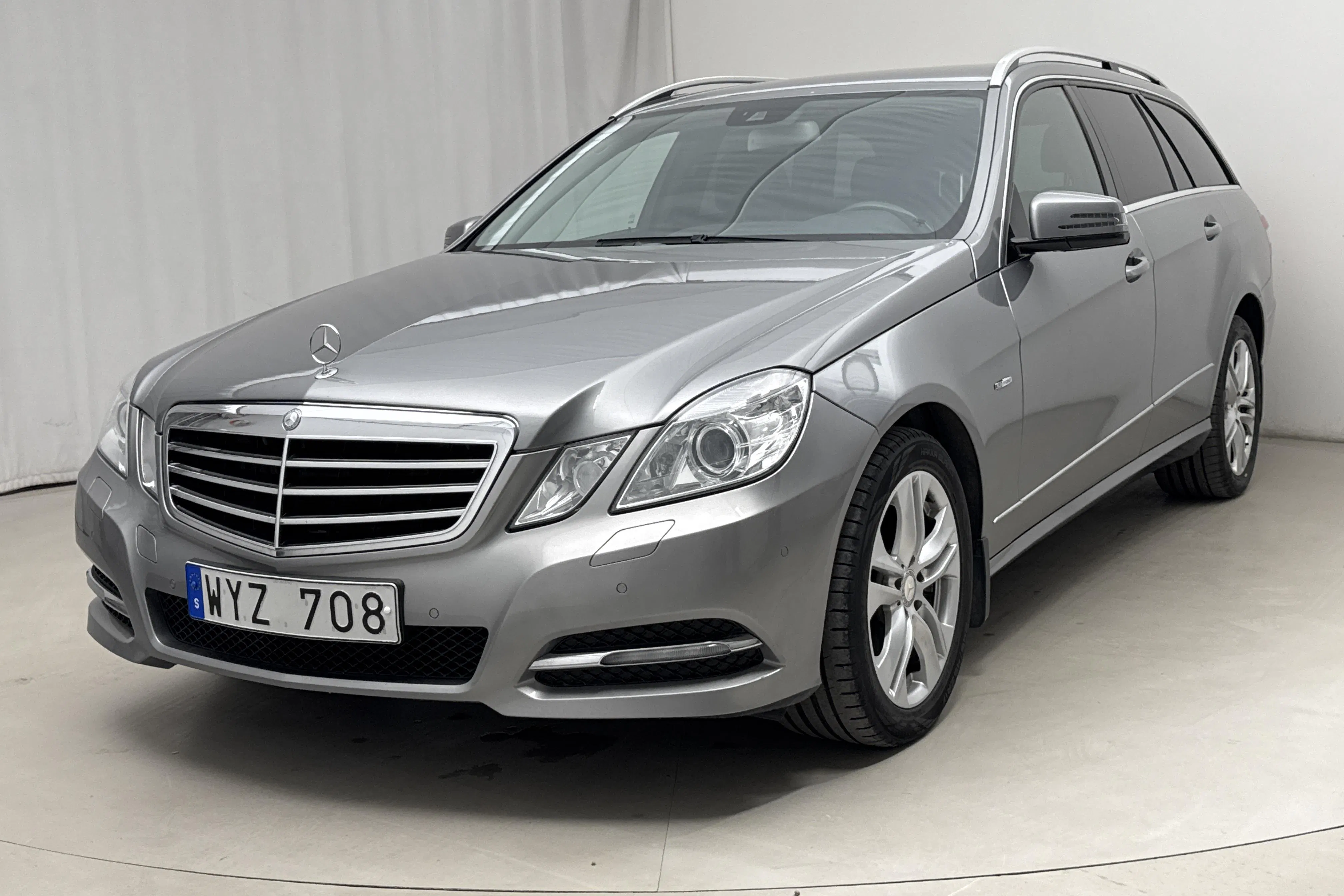 Presentationsfoto 1 av 16: Mercedes E 250 CDI Kombi 4matic S212 (204hk) - 23 842 mil - Automat - silver - 2012