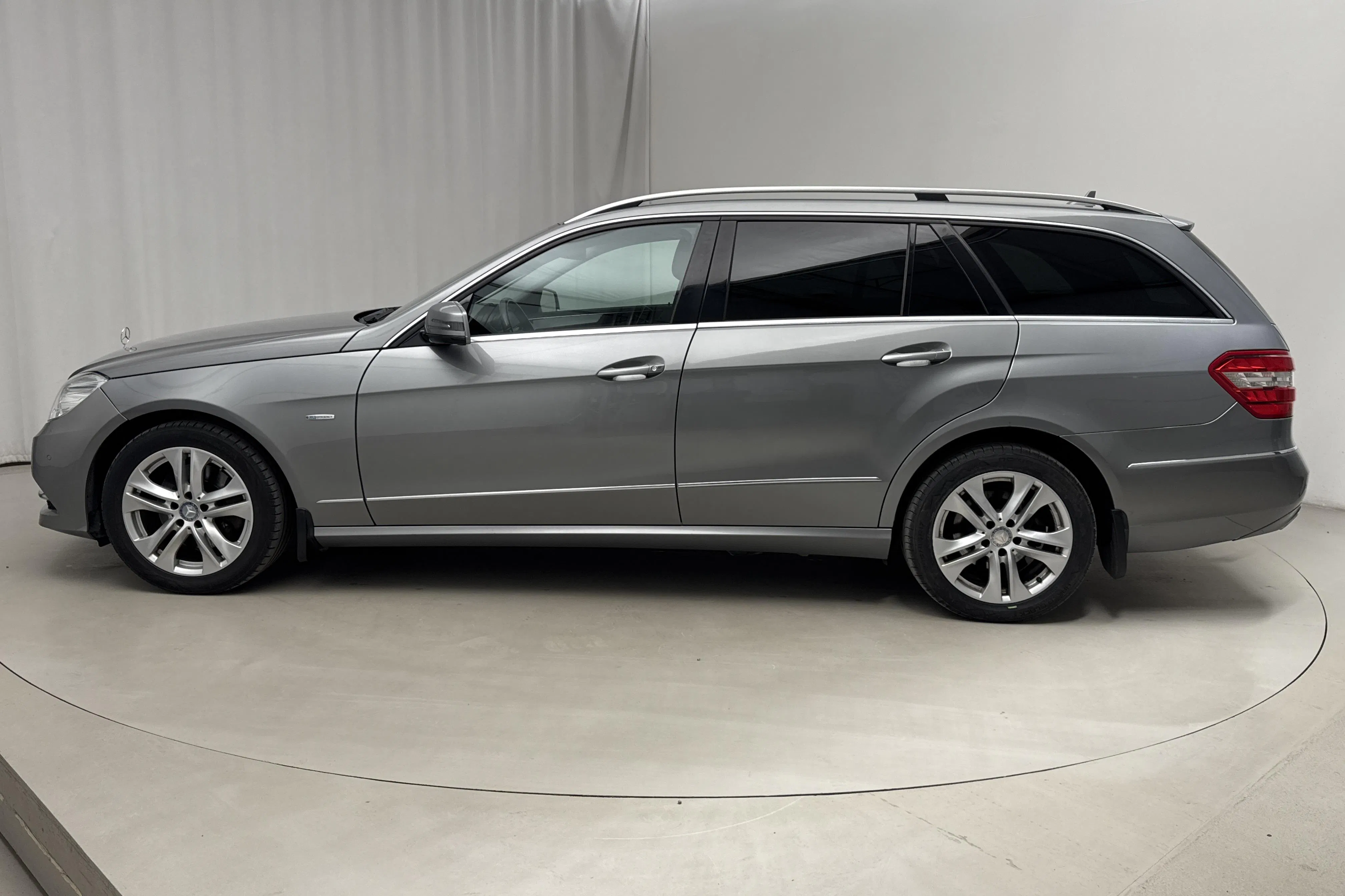 Presentationsfoto 2 av 16: Mercedes E 250 CDI Kombi 4matic S212 (204hk) - 23 842 mil - Automat - silver - 2012