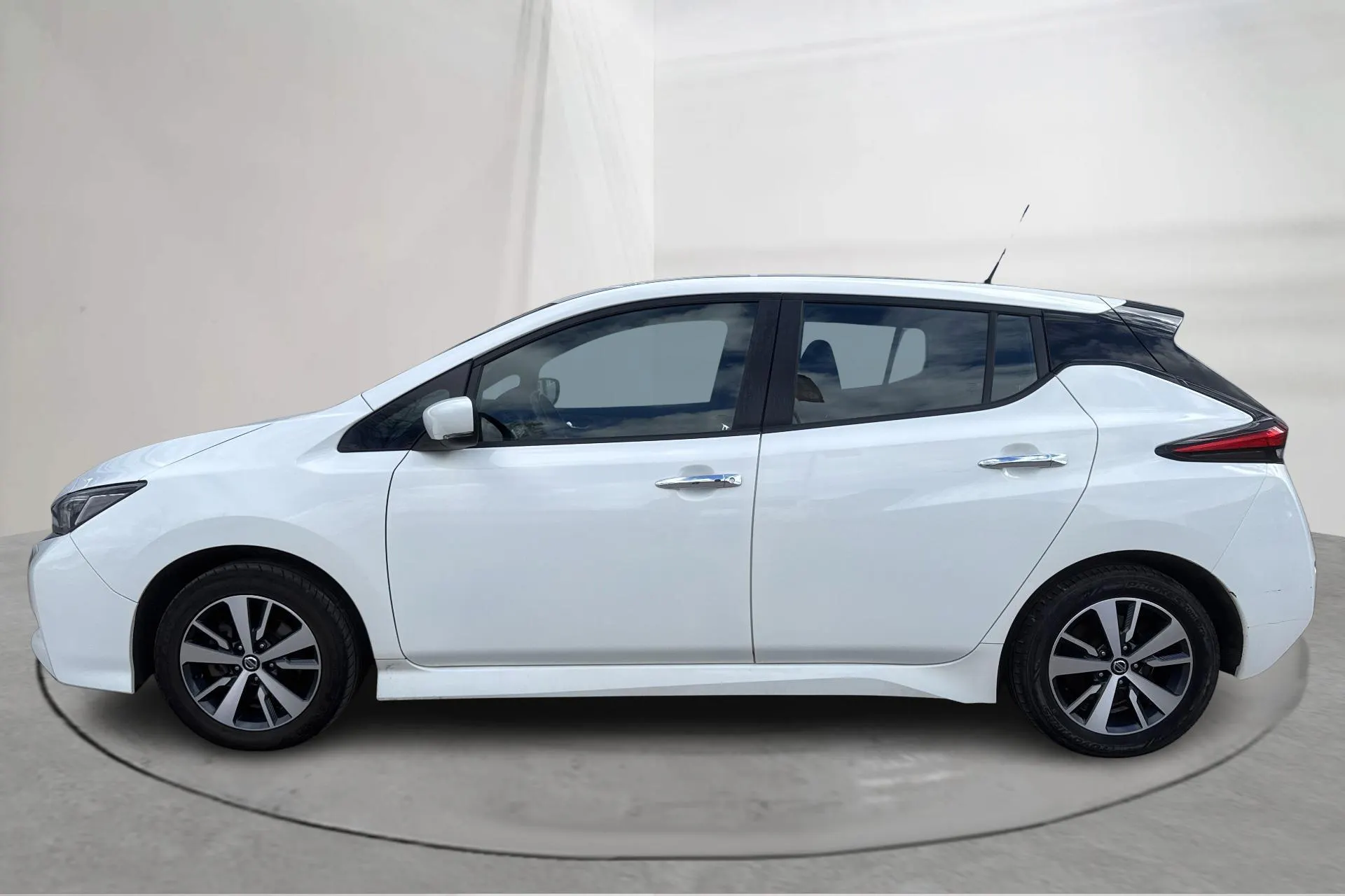 Presentationsfoto 2 av 15: Nissan LEAF 5dr 39kWh (150hk) - 8 135 mil - Automat - vit - 2021