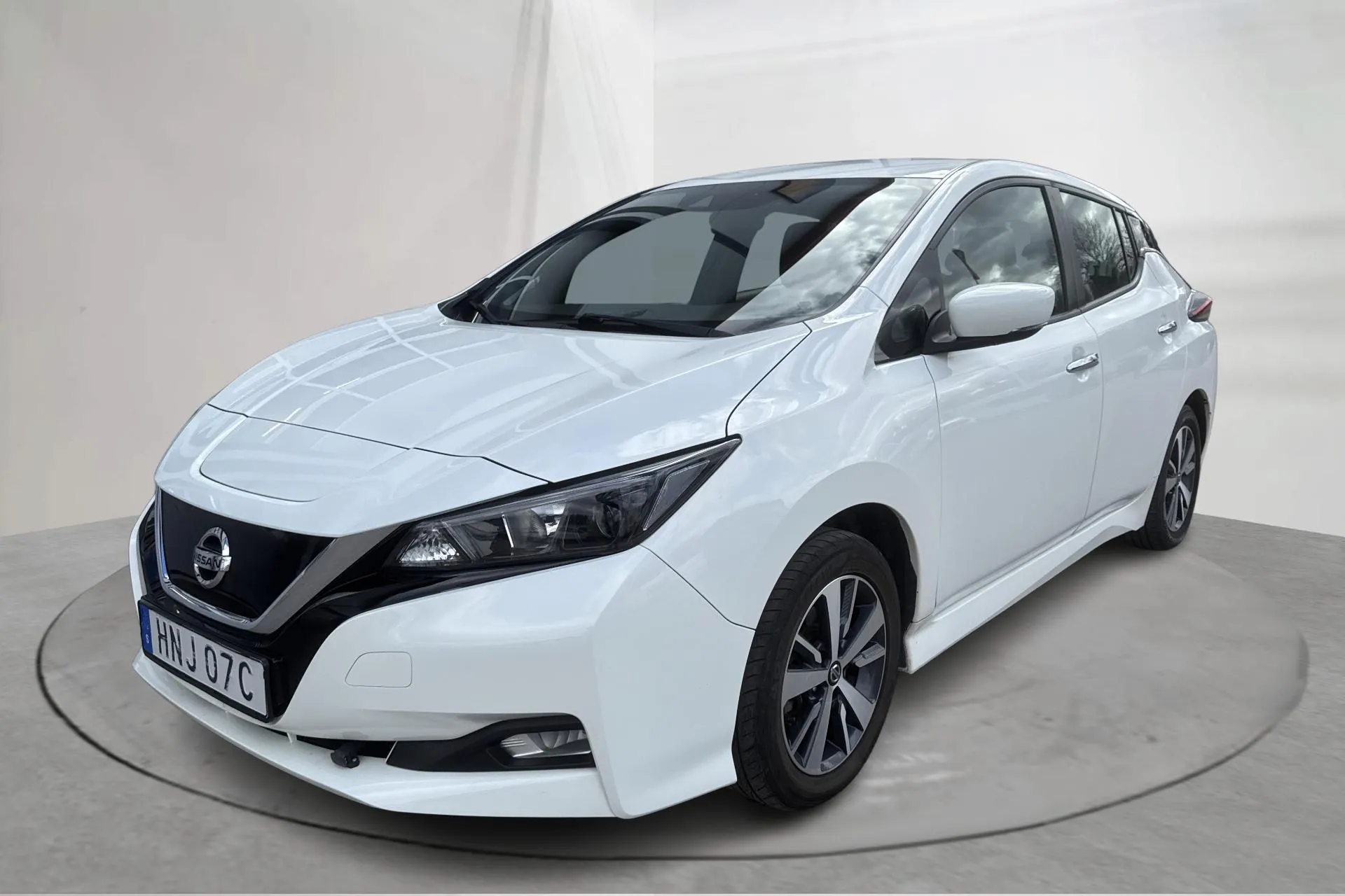 Presentationsfoto 1 av 15: Nissan LEAF 5dr 39kWh (150hk) - 8 135 mil - Automat - vit - 2021