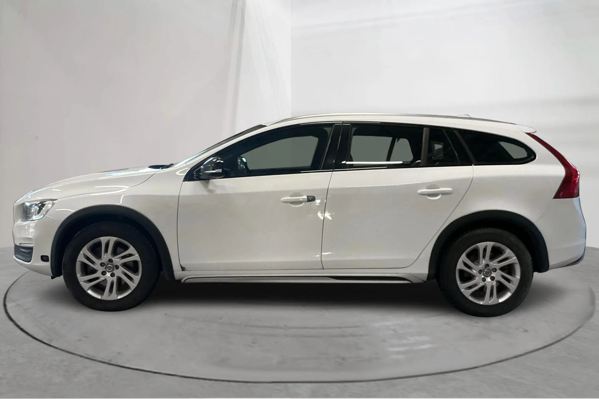 Presentationsfoto 2 av 14: Volvo V60 D4 Cross Country AWD (190hk) - 24 638 mil - Automat - vit - 2018