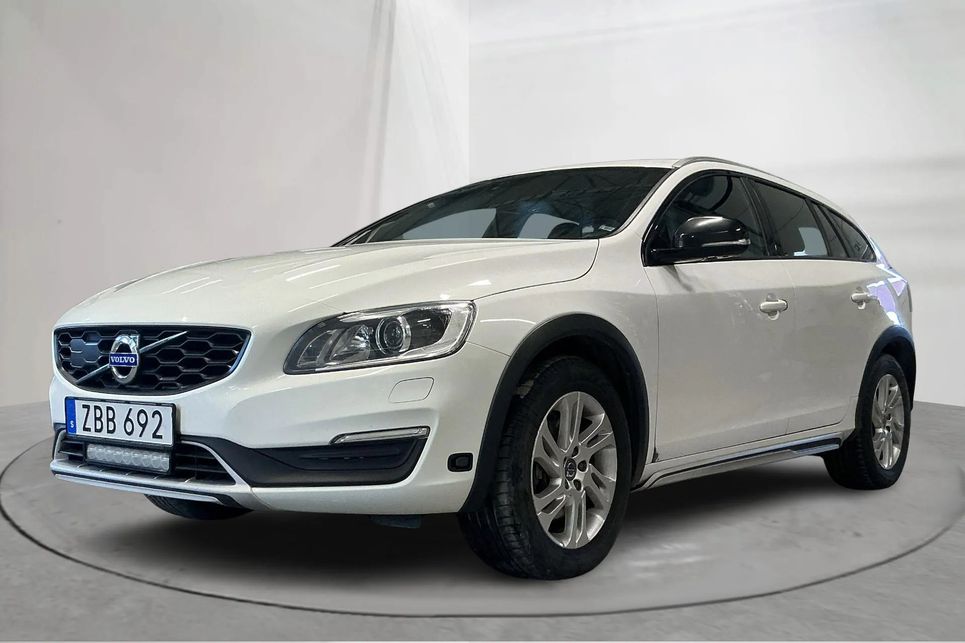 Presentationsfoto 1 av 14: Volvo V60 D4 Cross Country AWD (190hk) - 24 638 mil - Automat - vit - 2018
