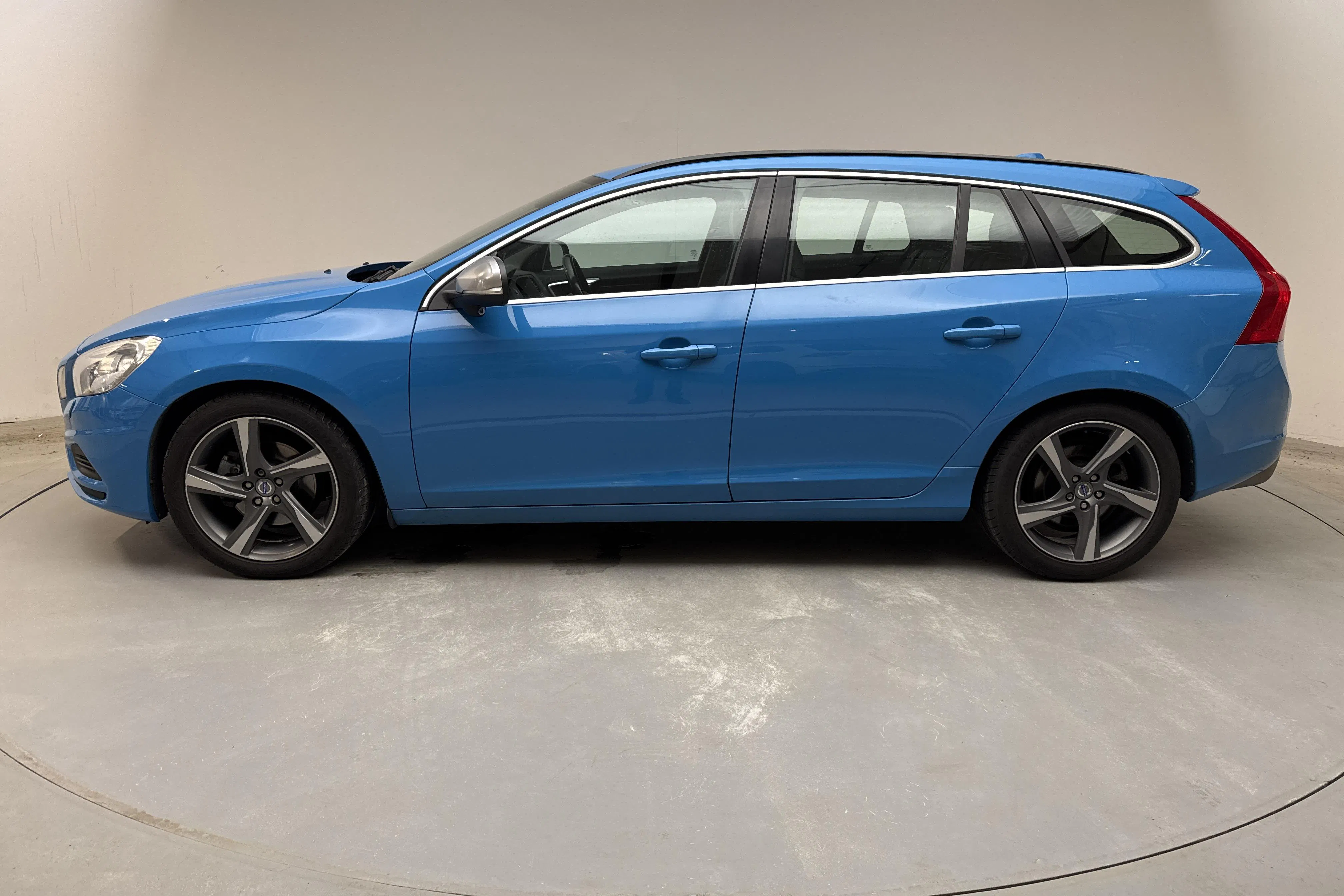 Presentationsfoto 2 av 14: Volvo V60 D4 (163hk) - 33 649 mil - Automat - blå - 2013