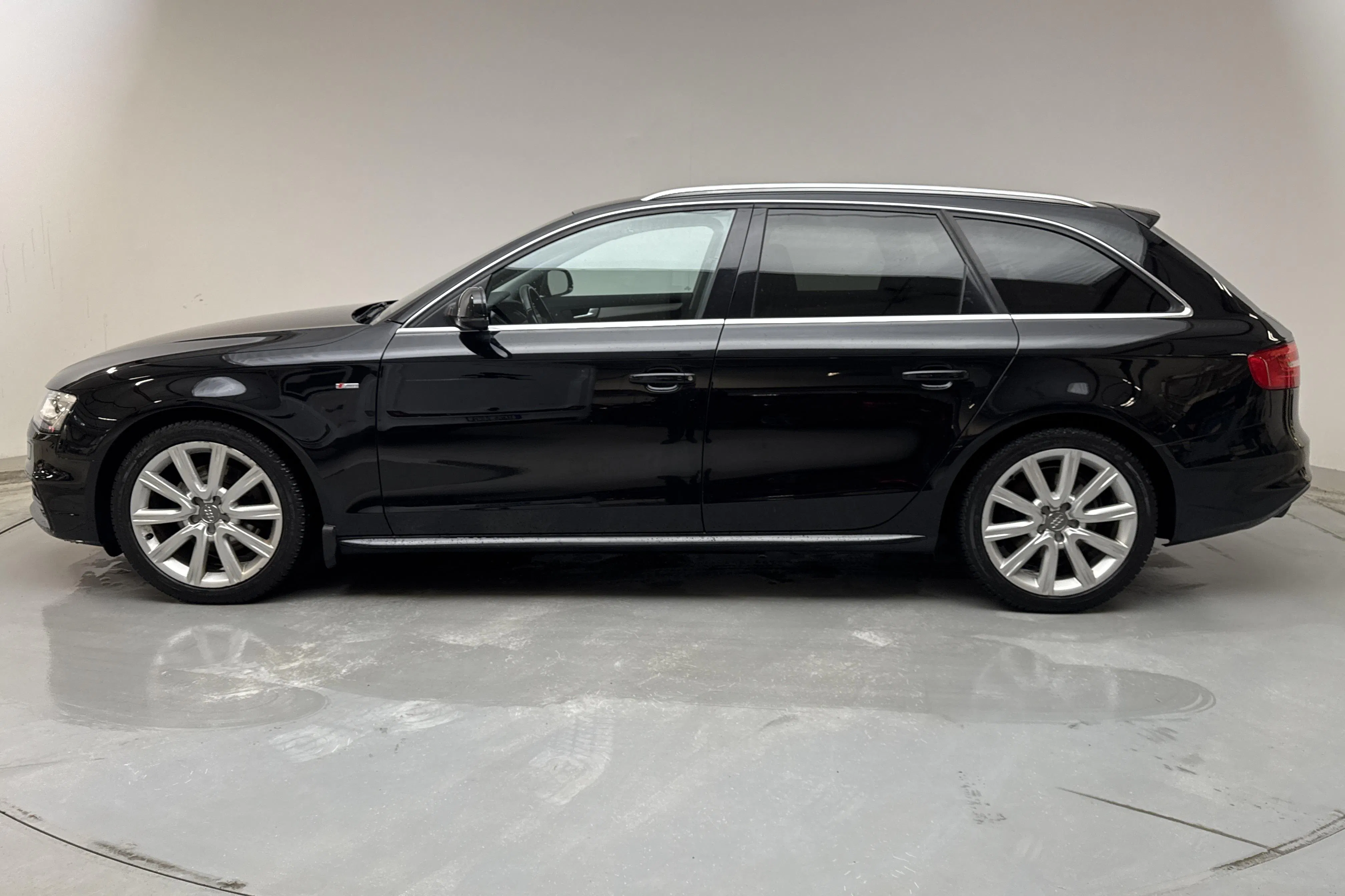 Presentation photo 2 of 13: Audi A4 2.0 TDI Avant quattro (150hk) - 93 320 km - Manual - black - 2015