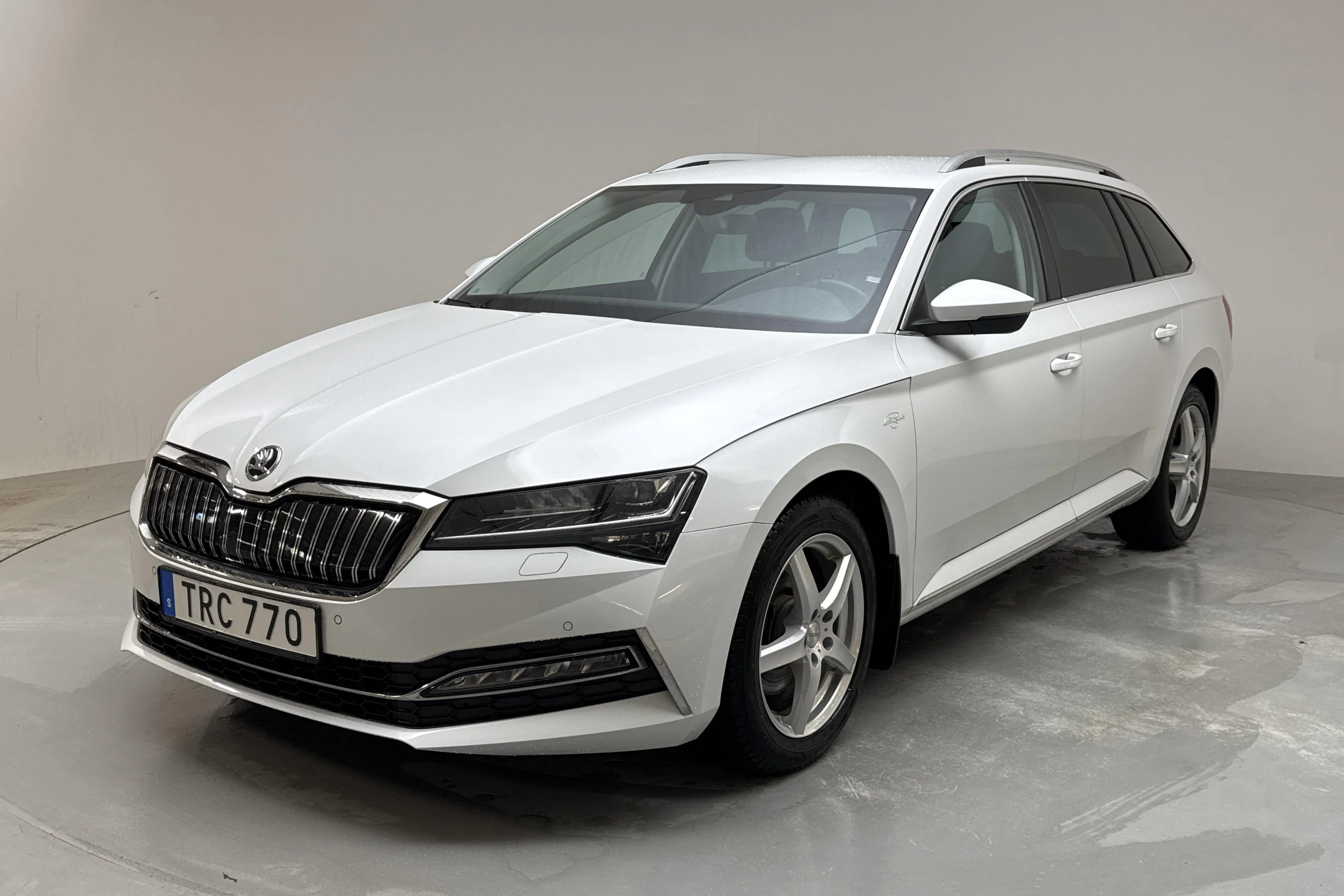 Presentationsfoto 1 av 16: Skoda Superb 1.4 TSI PHEV Kombi (218hk) - 7 978 mil - Automat - vit - 2022