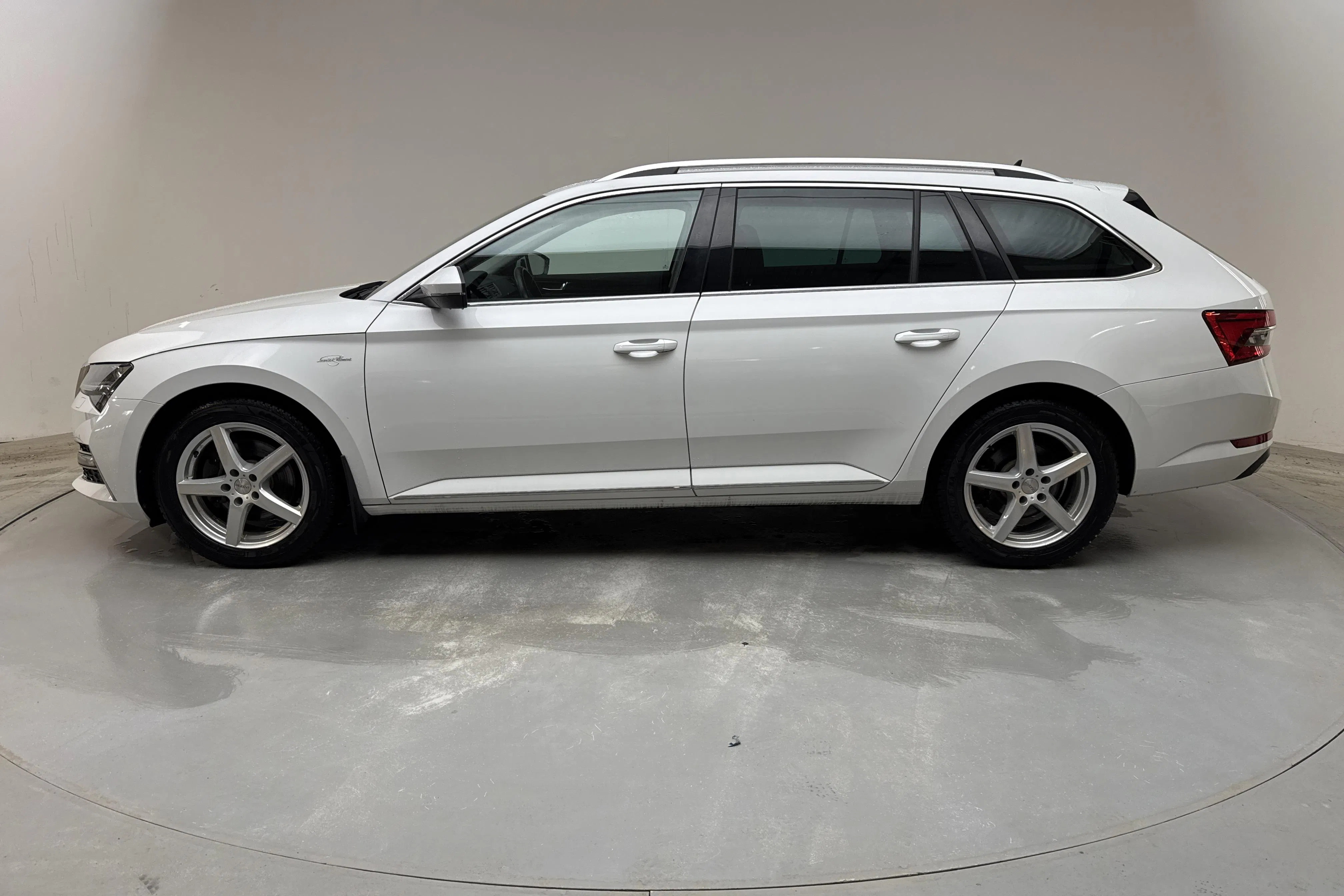 Presentationsfoto 2 av 16: Skoda Superb 1.4 TSI PHEV Kombi (218hk) - 7 978 mil - Automat - vit - 2022