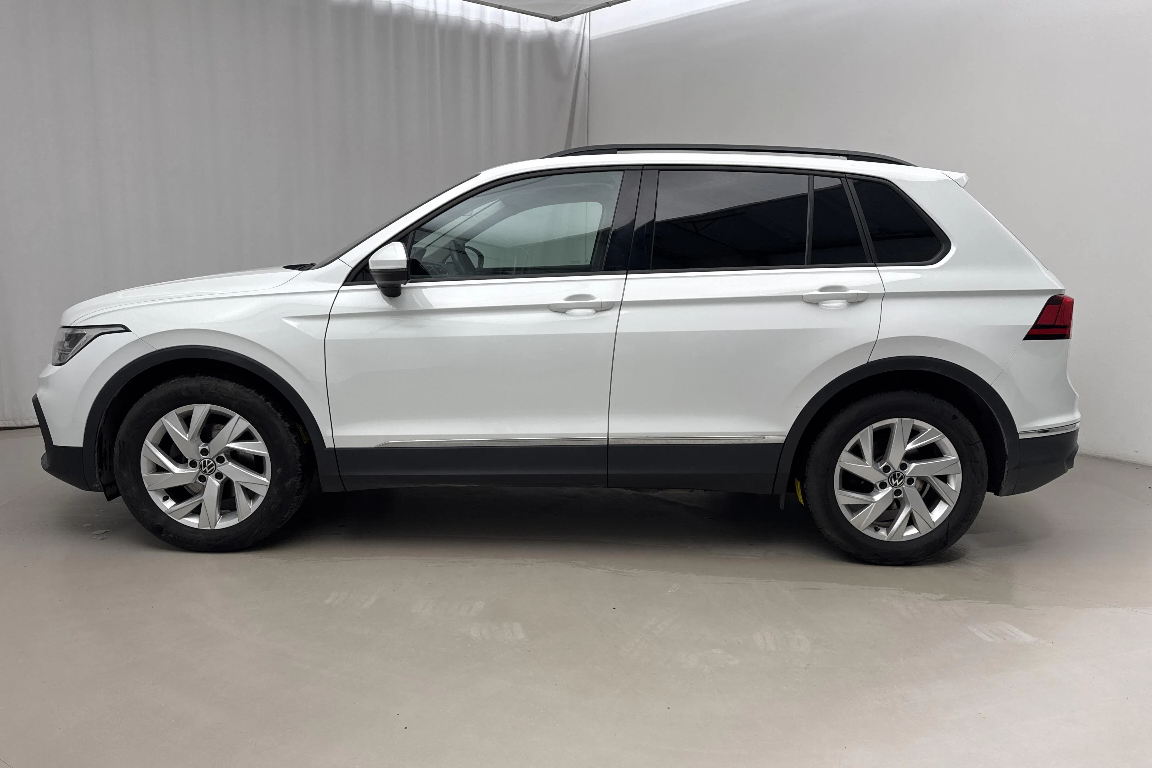 Presentationsfoto 2 av 18: VW Tiguan 1.5 TSI (150hk) - 9 504 mil - Automat - vit - 2023