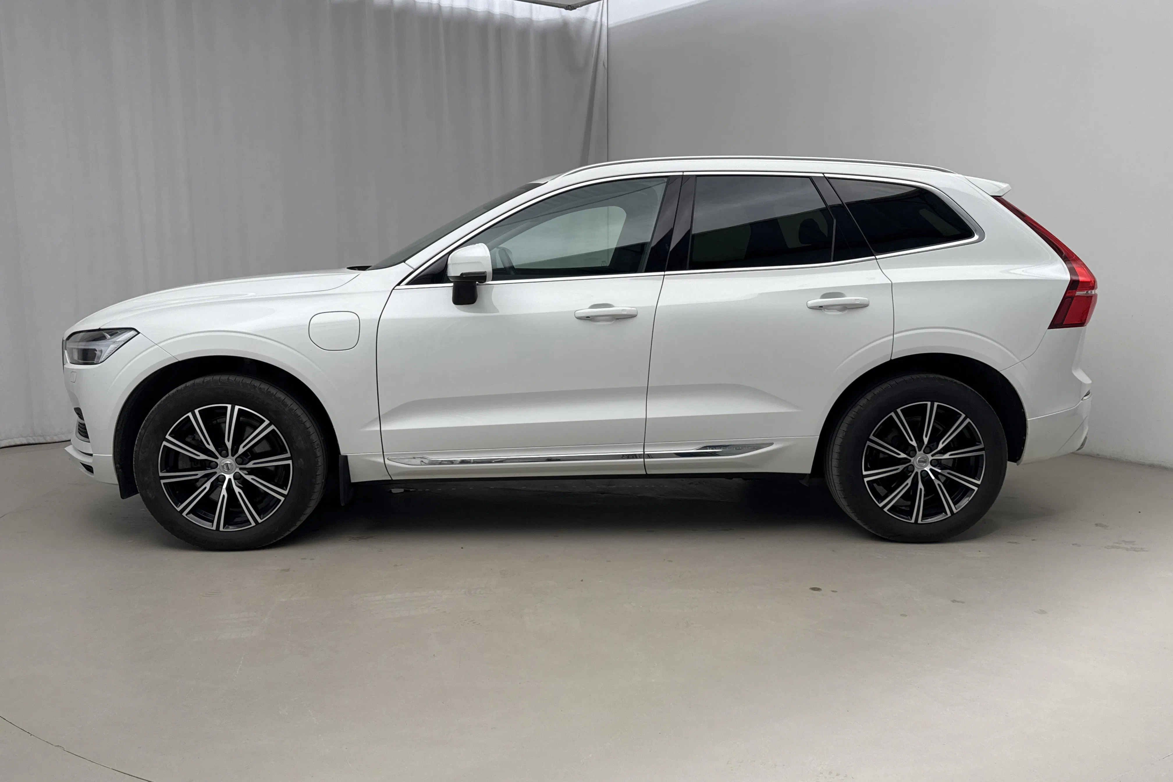 Presentationsfoto 2 av 23: Volvo XC60 T8 AWD Recharge (390hk) - 8 697 mil - Automat - vit - 2020