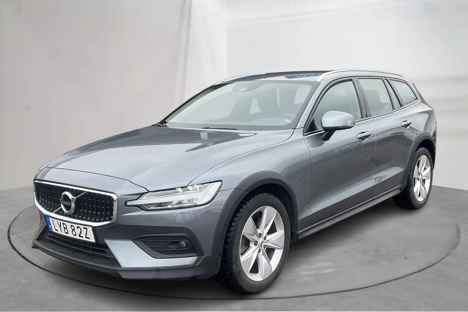 Presentationsfoto 1 av 15: Volvo V60 D4 Cross Country AWD (190hk) - 9 719 mil - Automat - grå - 2020