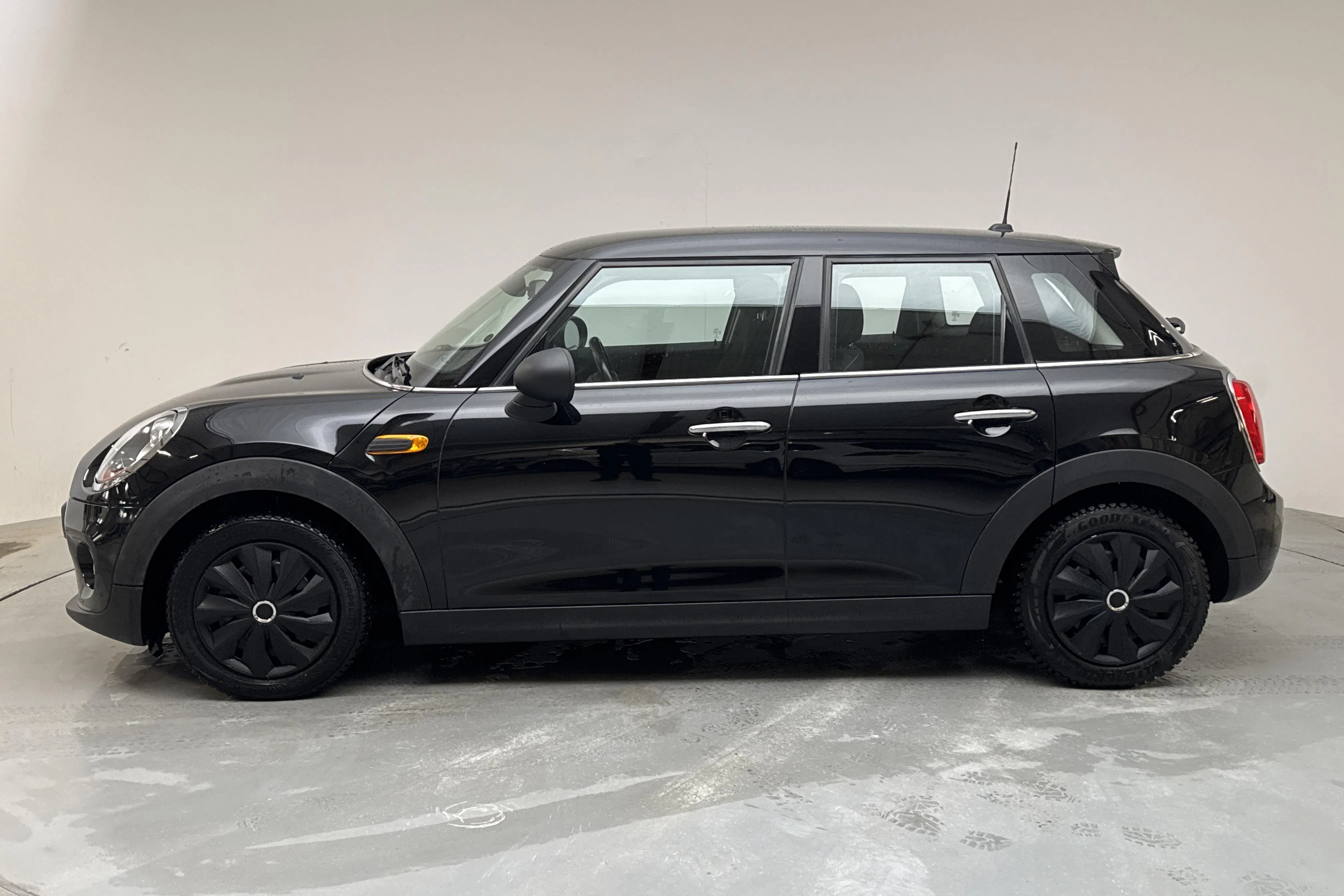 Presentationsfoto 2 av 13: MINI One Hatch 5dr (102hk) - 12 792 mil - Manuell - svart - 2016