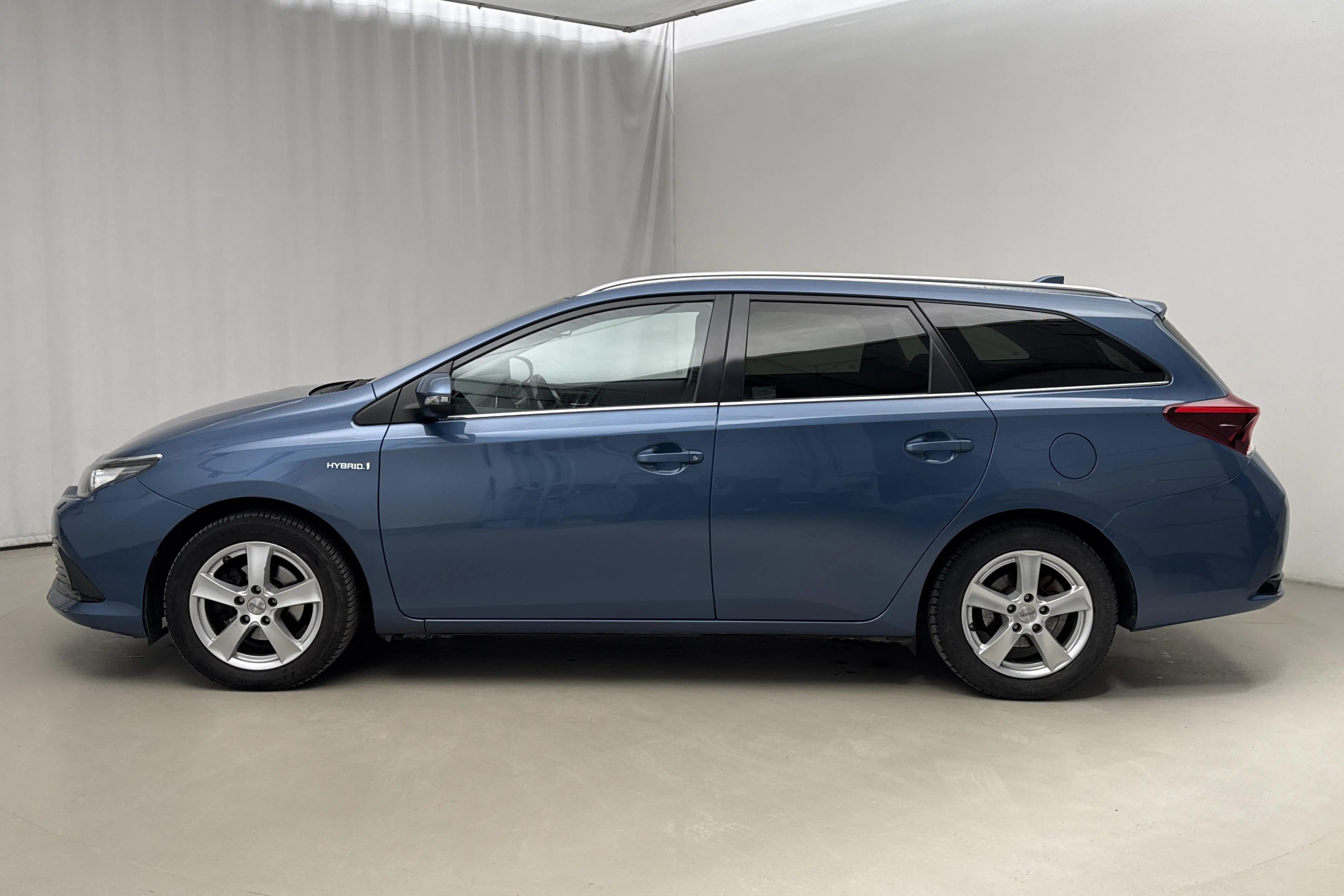 Presentation photo 2 of 14: Toyota Auris 1.8 HSD Touring Sports (99hk) - 55 960 km - Automatic - blue - 2016