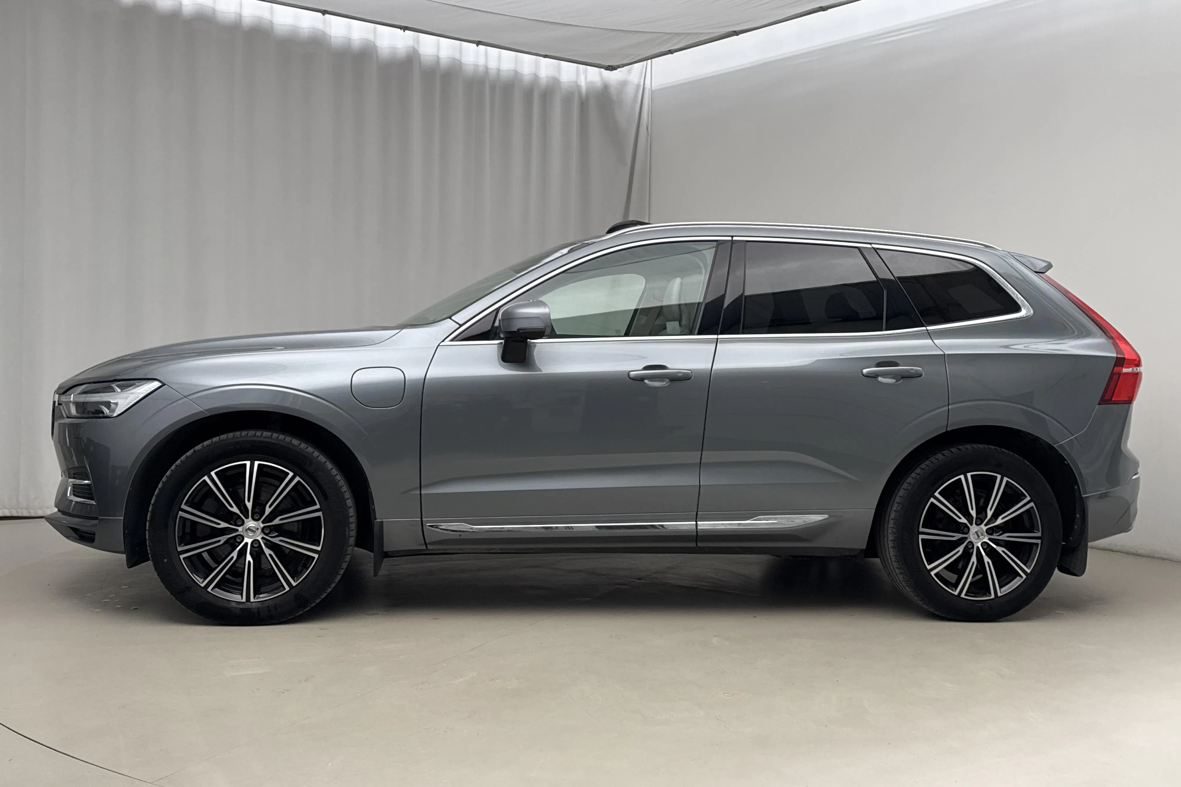 Presentationsfoto 2 av 28: Volvo XC60 T8 AWD Twin Engine (407hk) - 14 332 mil - Automat - grå - 2018