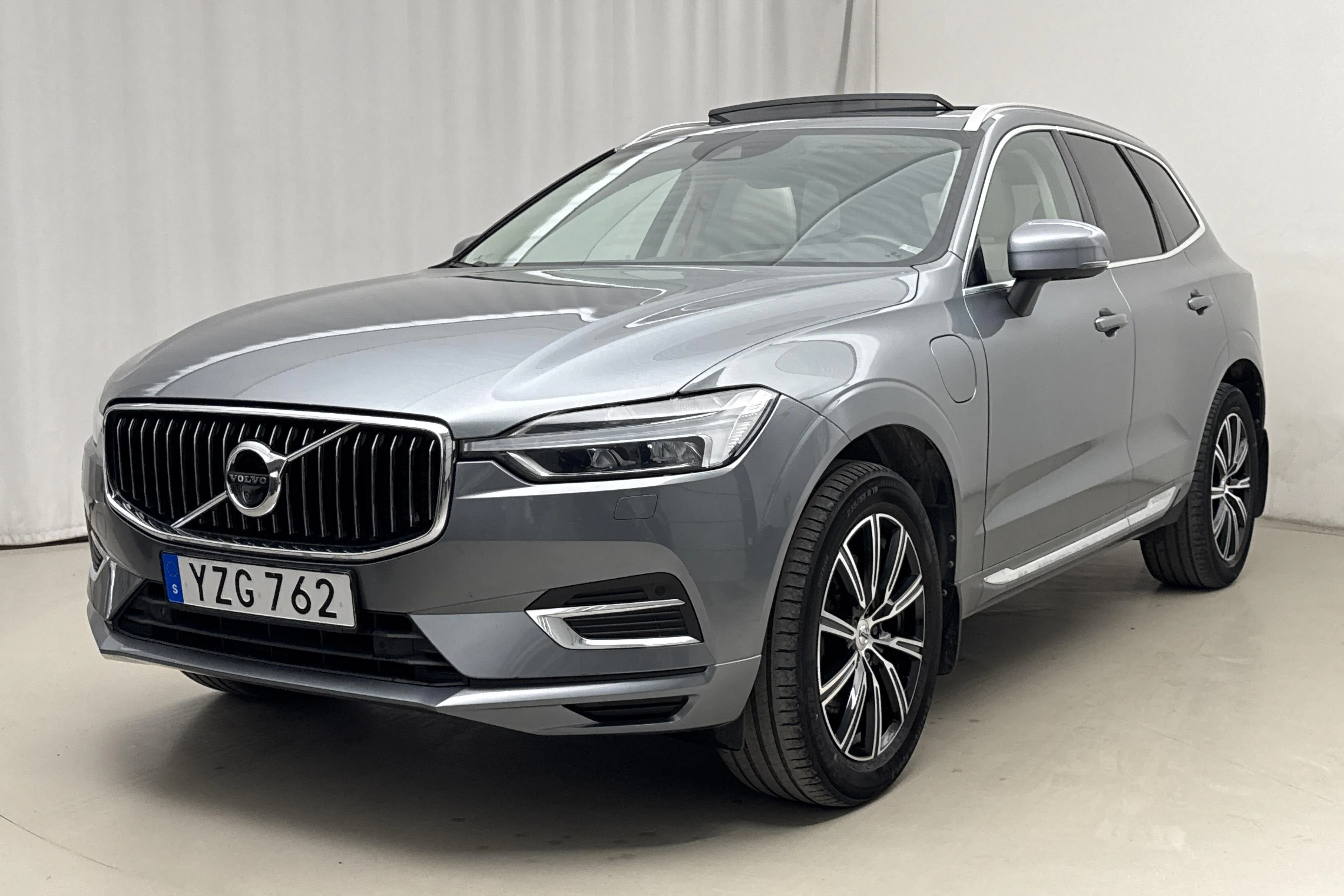Presentationsfoto 1 av 28: Volvo XC60 T8 AWD Twin Engine (407hk) - 14 332 mil - Automat - grå - 2018