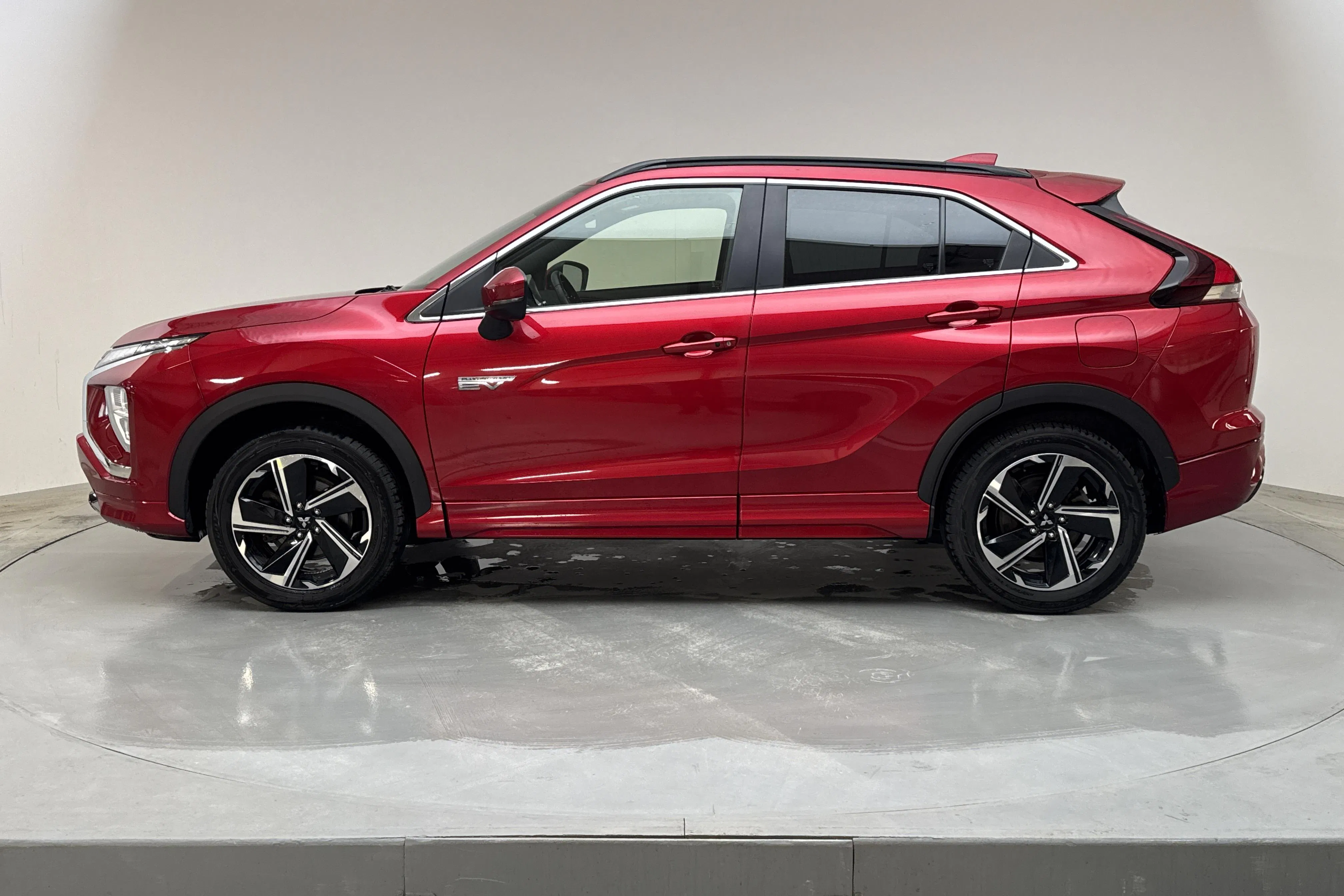Presentationsfoto 2 av 19: Mitsubishi Eclipse Cross 2.4 PHEV 4WD (185hk) - 7 025 mil - Automat - röd - 2021