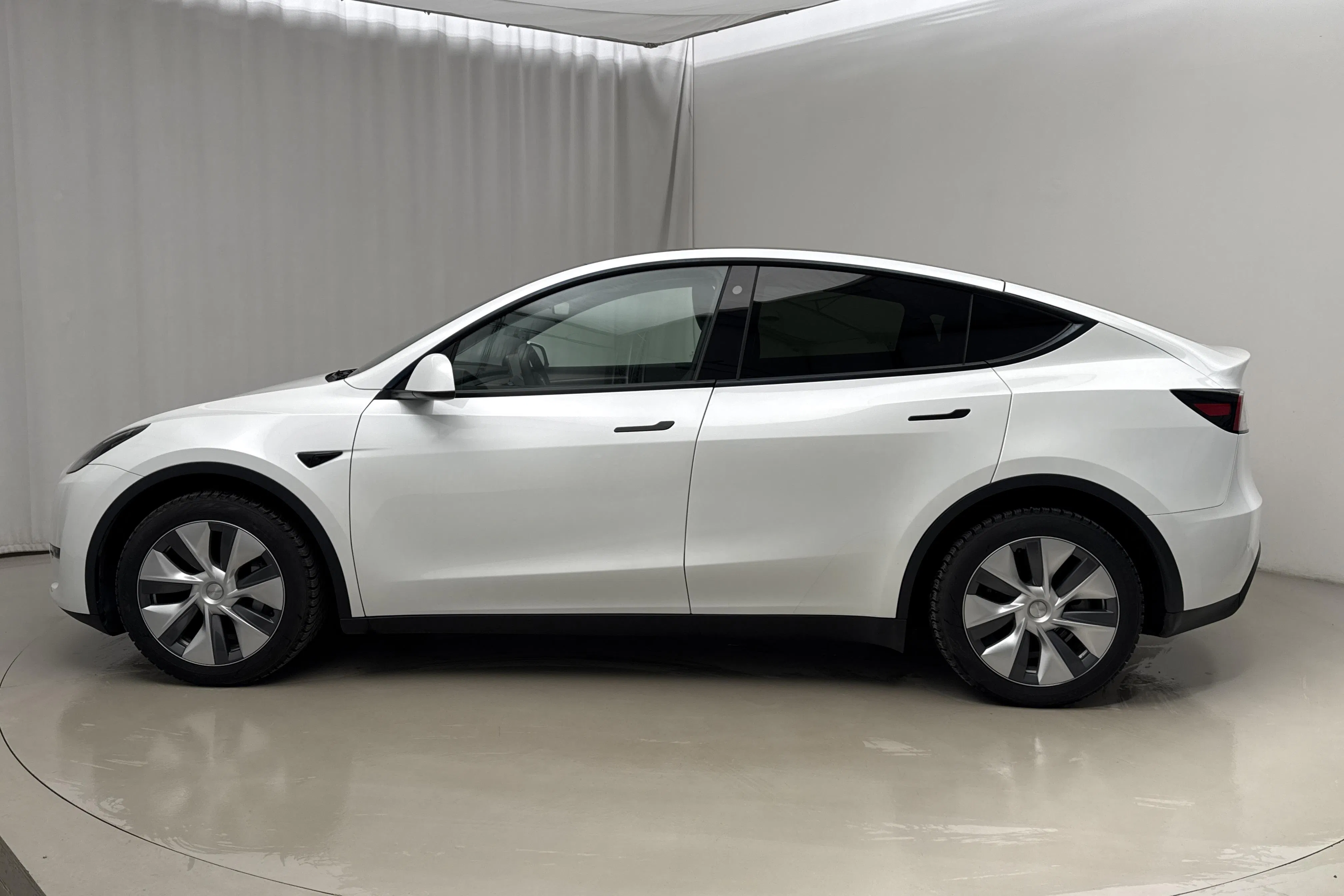 Presentationsfoto 2 av 24: Tesla Model Y Long Range Dual Motor AWD - 7 382 mil - Automat - vit - 2023