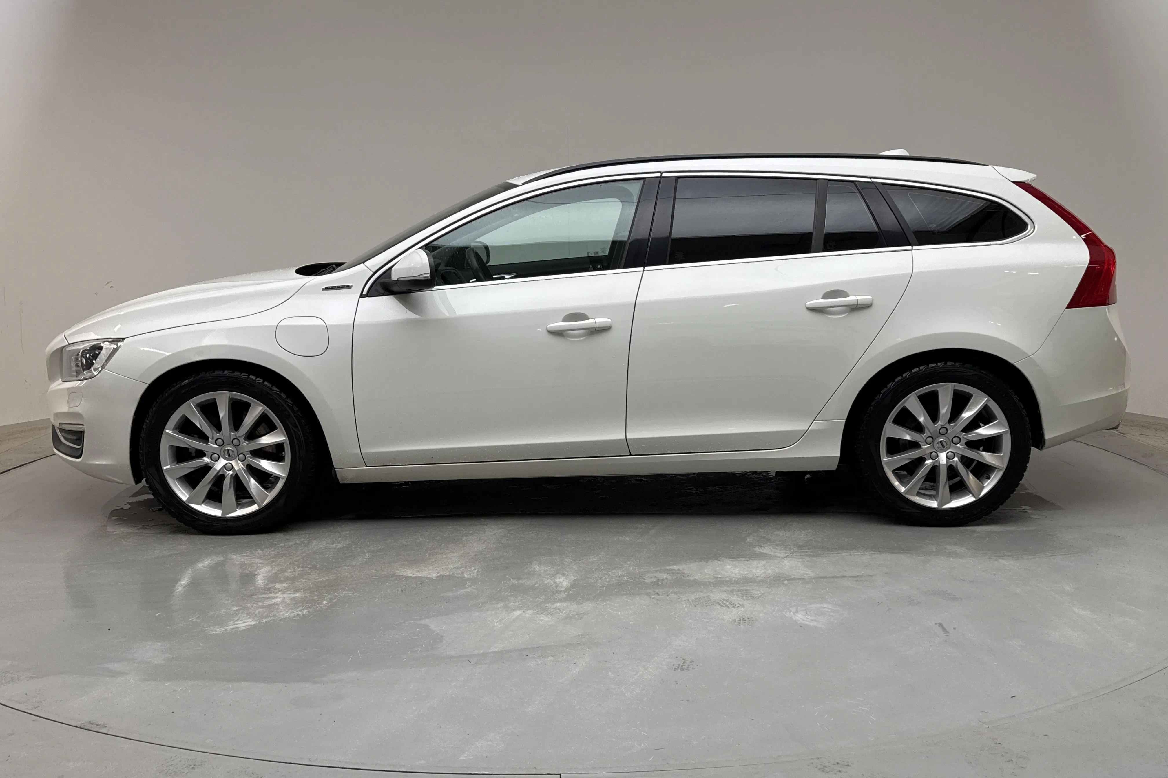 Zdjęcie prezentacyjne 2 z 15: Volvo V60 D5 AWD Twin Engine (163hk) - 177 000 km - Automatyczna - biały - 2017