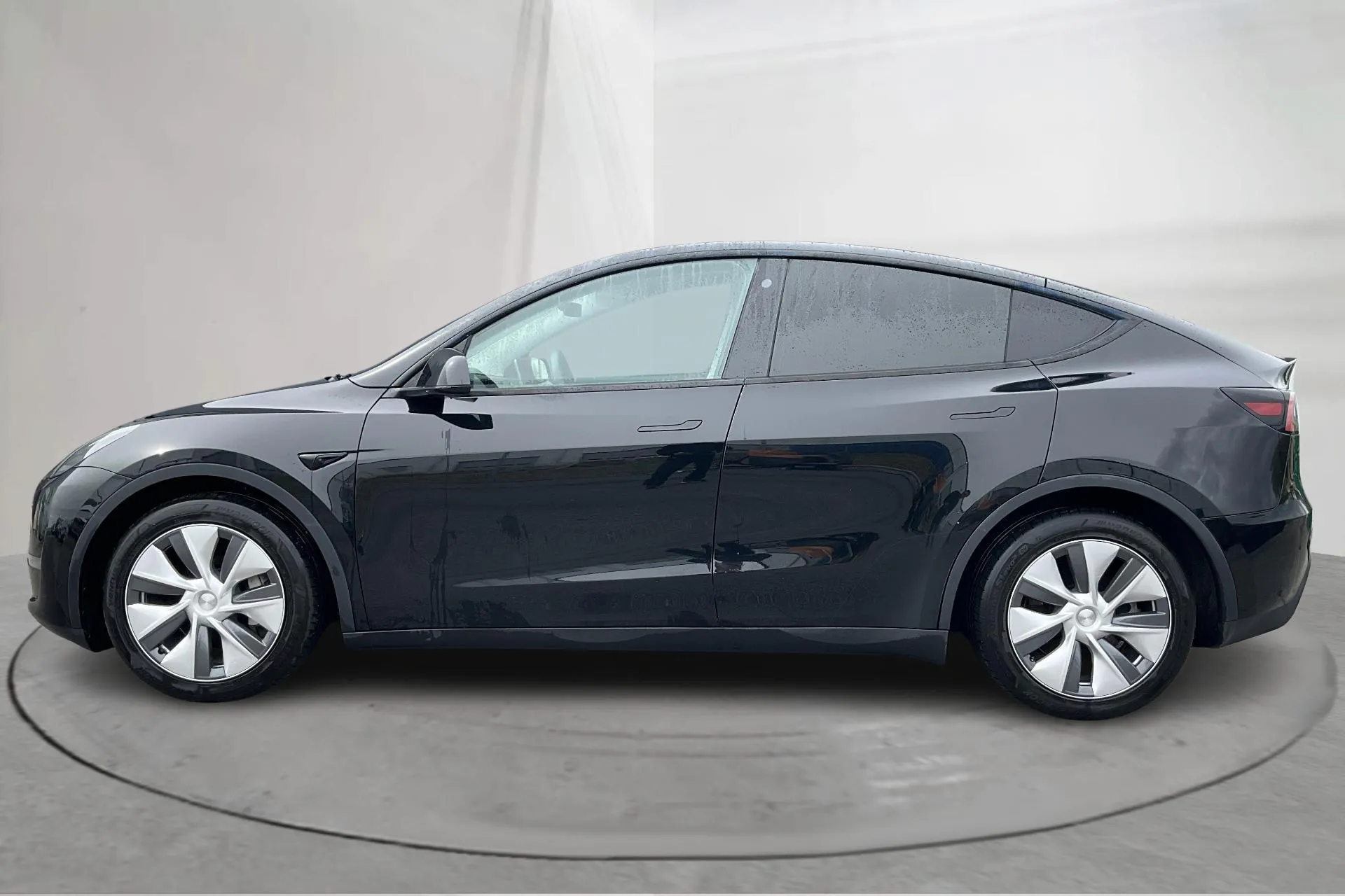 Presentationsfoto 2 av 23: Tesla Model Y Long Range Dual Motor AWD - 7 344 mil - Automat - svart - 2023