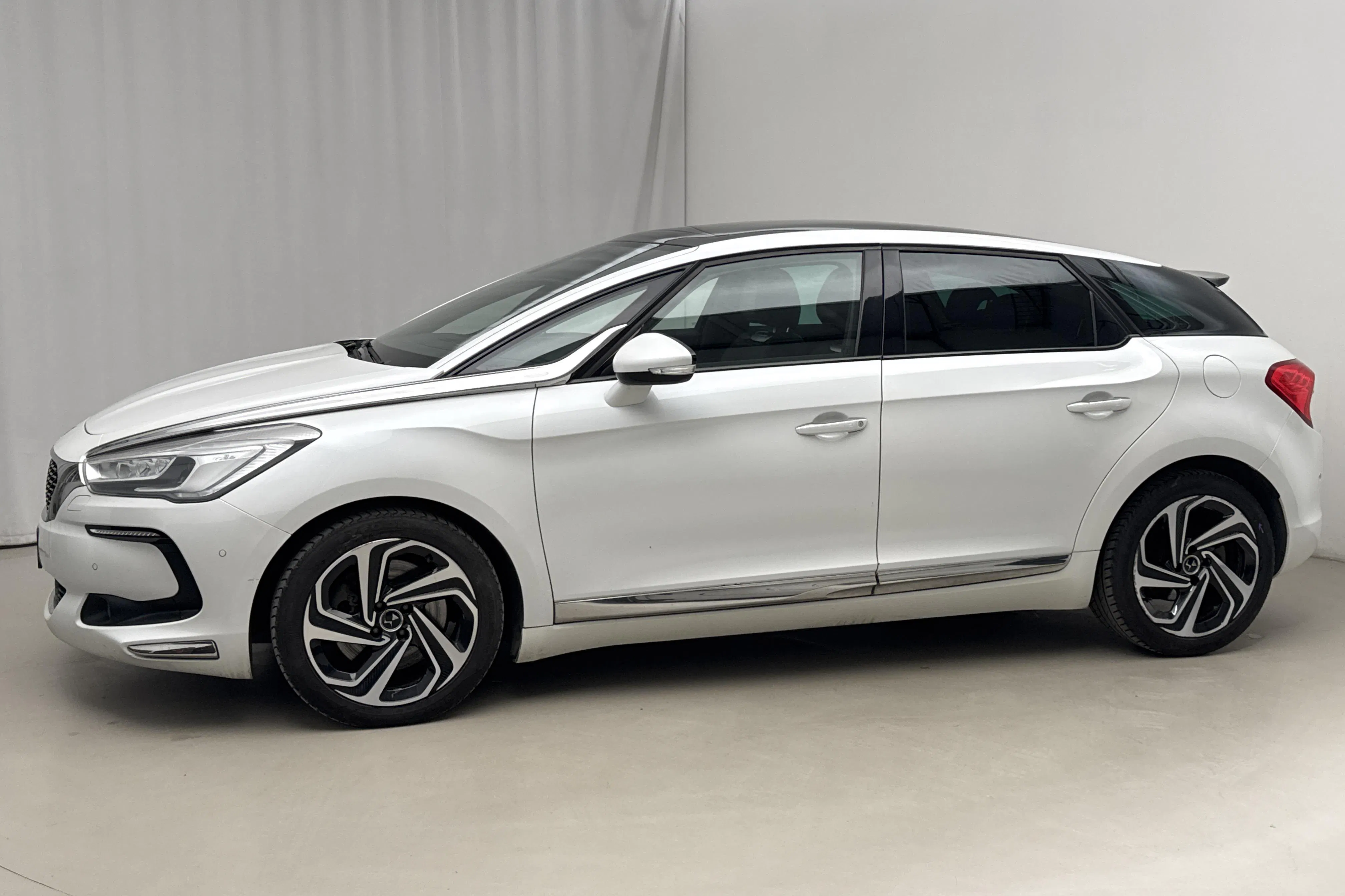 Presentation photo 2 of 17: Citroën DS5 2.0 BlueHDi (180hk) - 201 000 km - Automatic - white - 2015