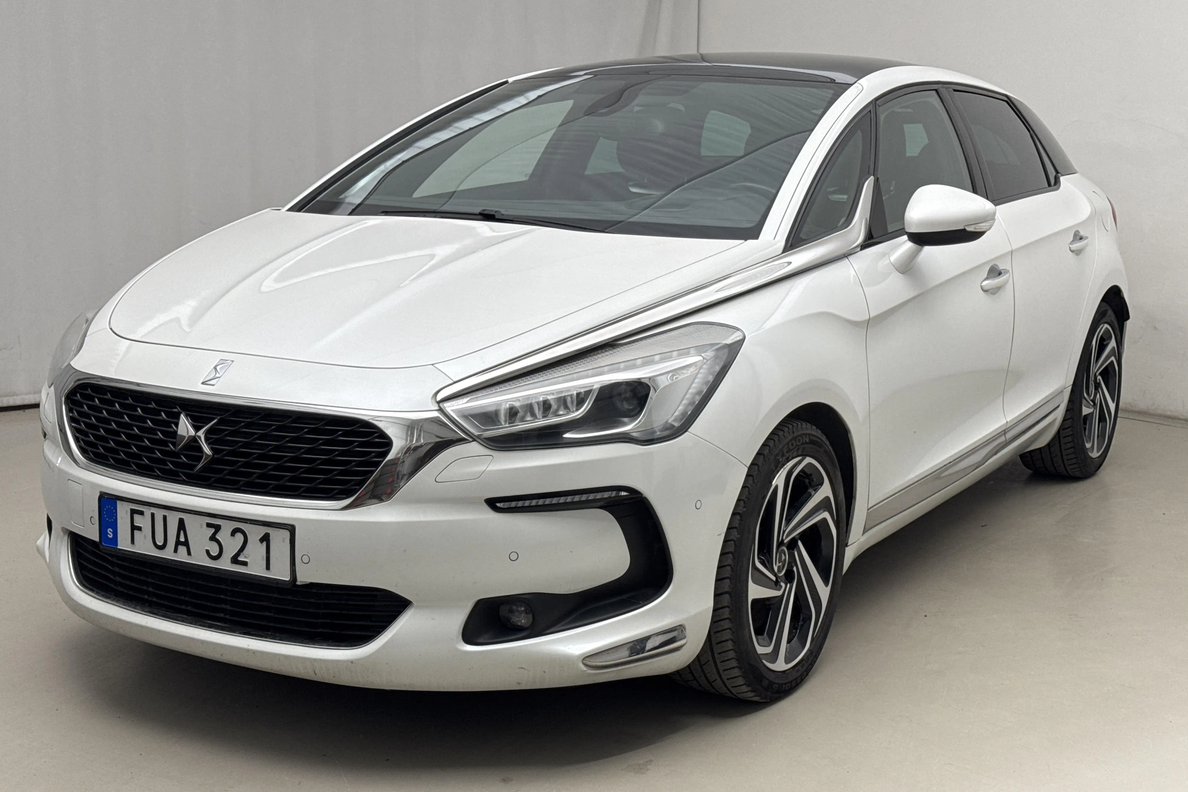 Presentation photo 1 of 17: Citroën DS5 2.0 BlueHDi (180hk) - 201 000 km - Automatic - white - 2015