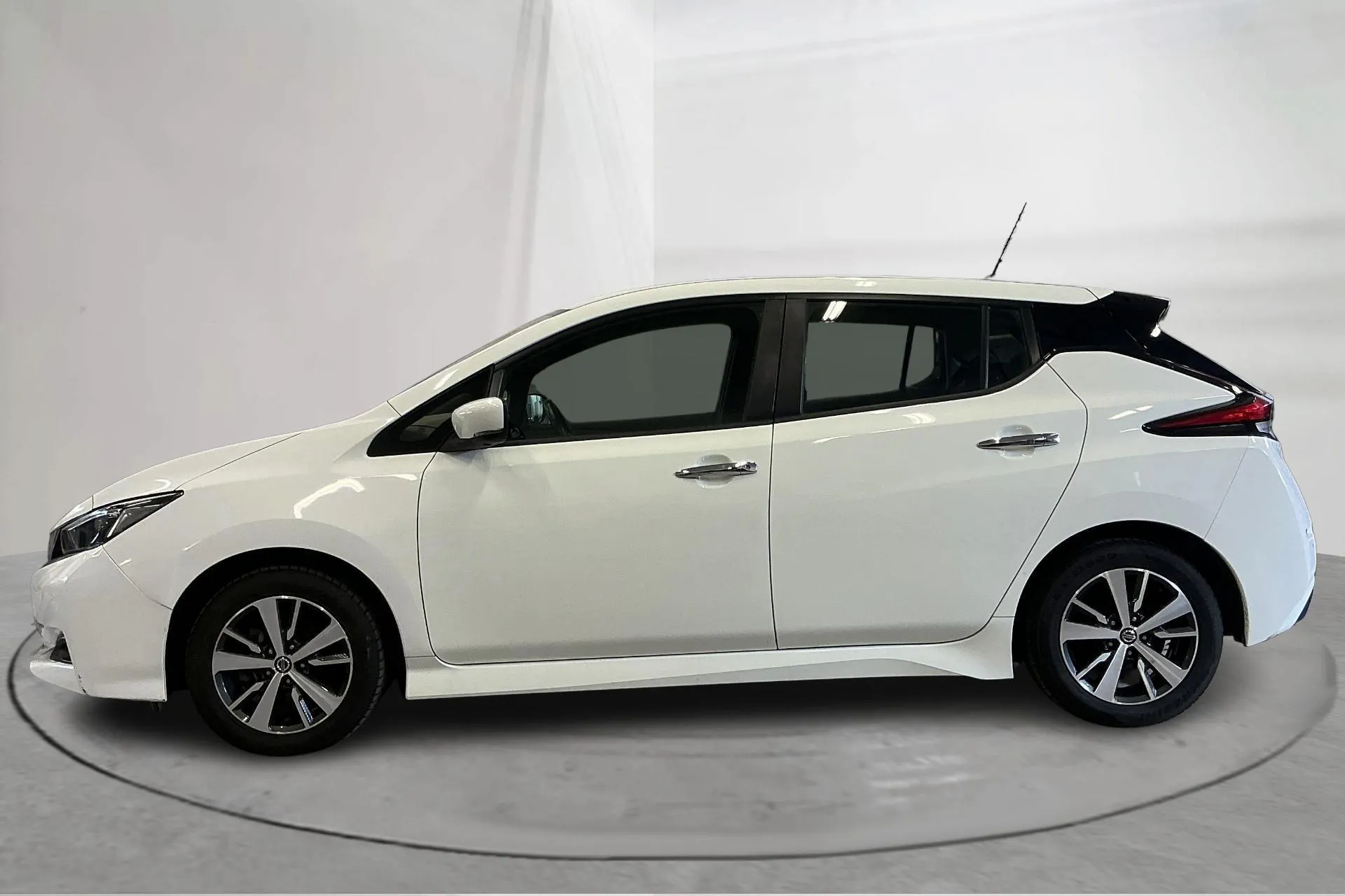 Presentation photo 2 of 18: Nissan LEAF 5dr 40kWh (150hk) - 158 570 km - Automatic - white - 2022