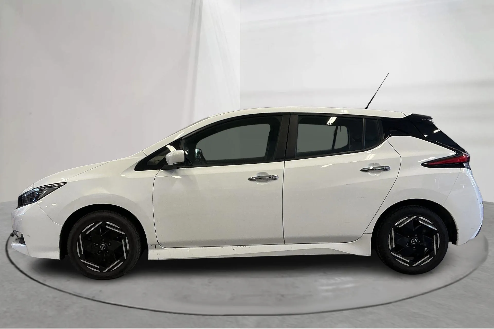 Presentationsfoto 2 av 17: Nissan LEAF 5dr 40kWh (150hk) - 9 622 mil - Automat - vit - 2022