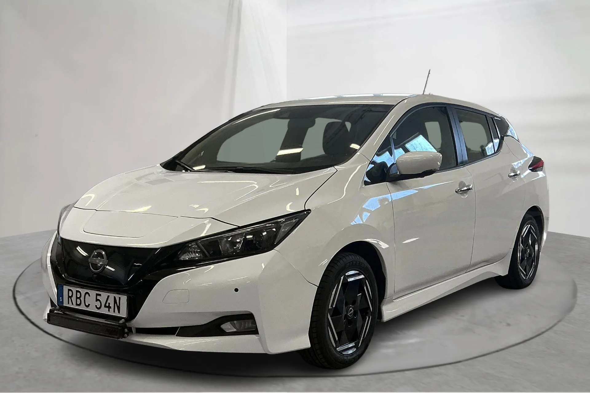 Præsentationsfoto 1 af 18: Nissan LEAF 5dr 40kWh (150hk) - 69 450 kilometer - Salgsautomat - Hvid - 2023