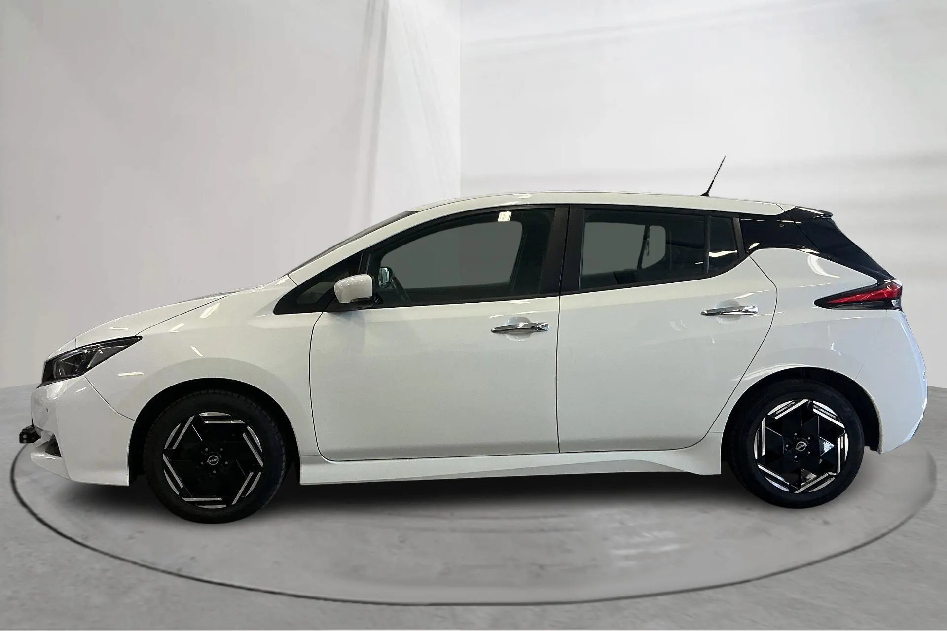 Præsentationsfoto 2 af 18: Nissan LEAF 5dr 40kWh (150hk) - 69 450 kilometer - Salgsautomat - Hvid - 2023