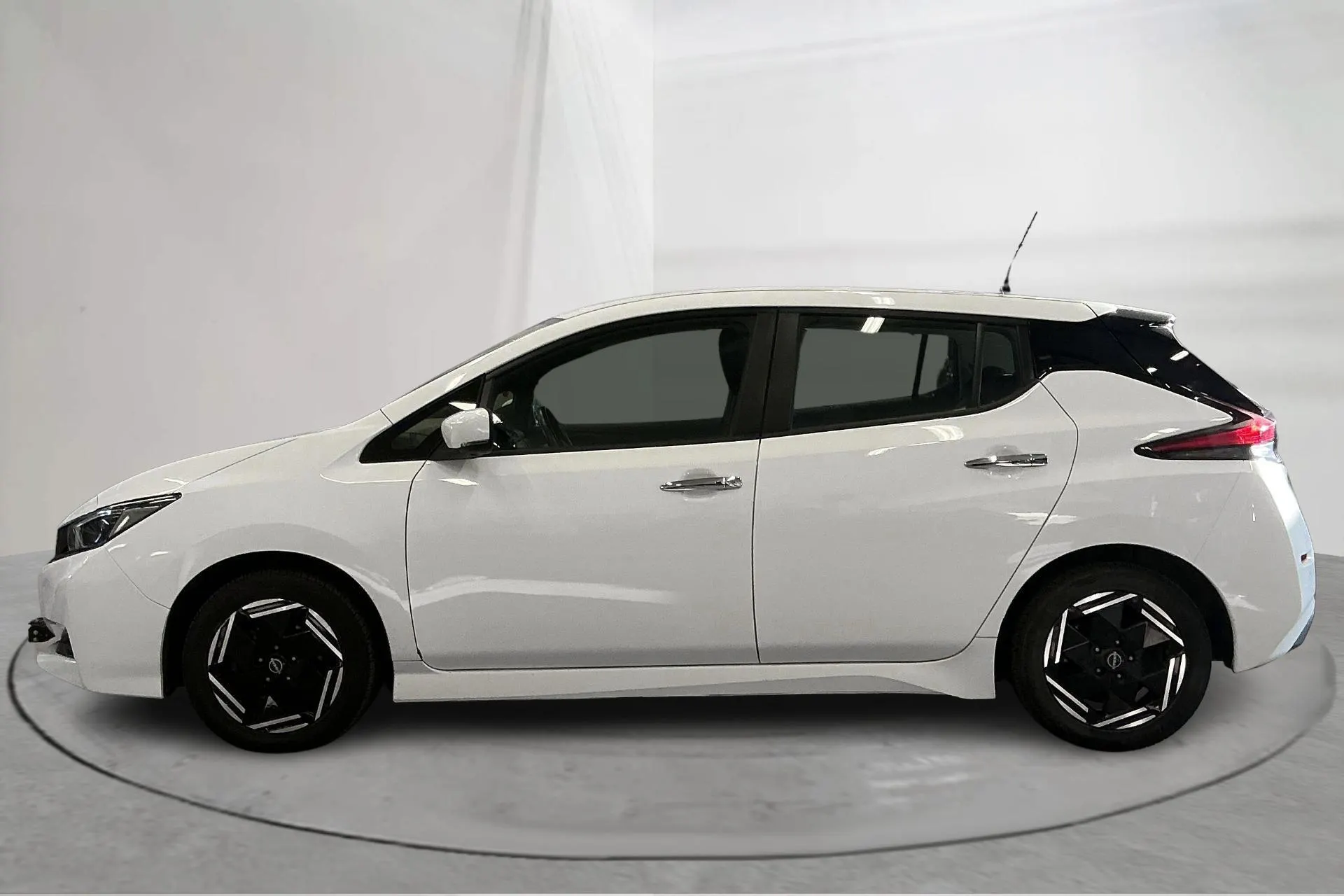 Presentationsfoto 2 av 16: Nissan LEAF 5dr 40kWh (150hk) - 9 509 mil - Automat - vit - 2023