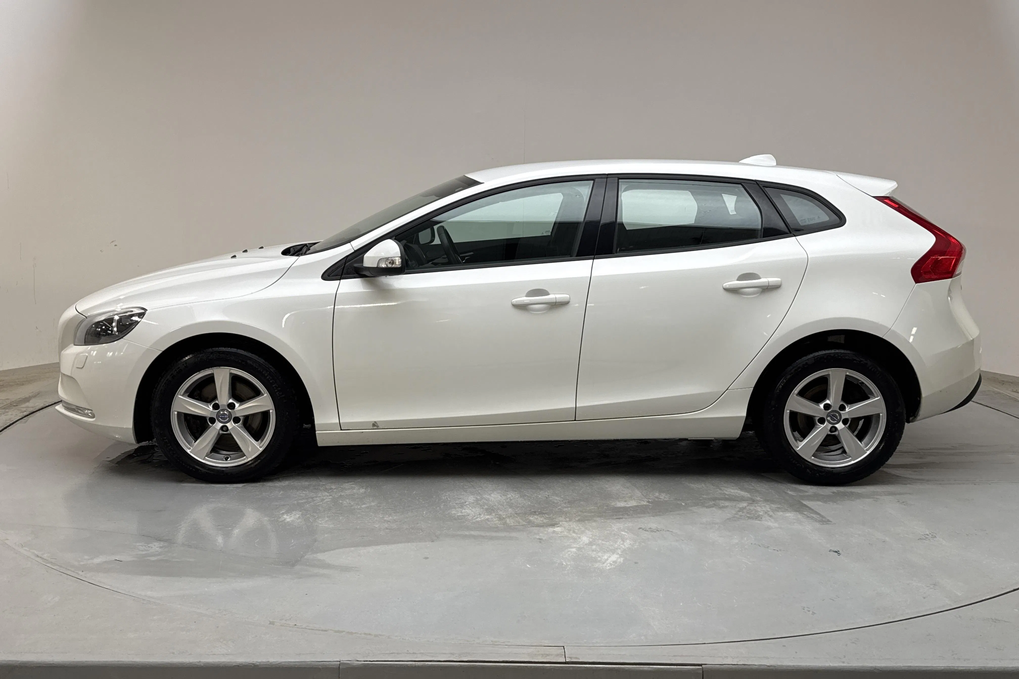 Presentationsfoto 2 av 16: Volvo V40 D2 (120hk) - 12 100 mil - Manuell - vit - 2016