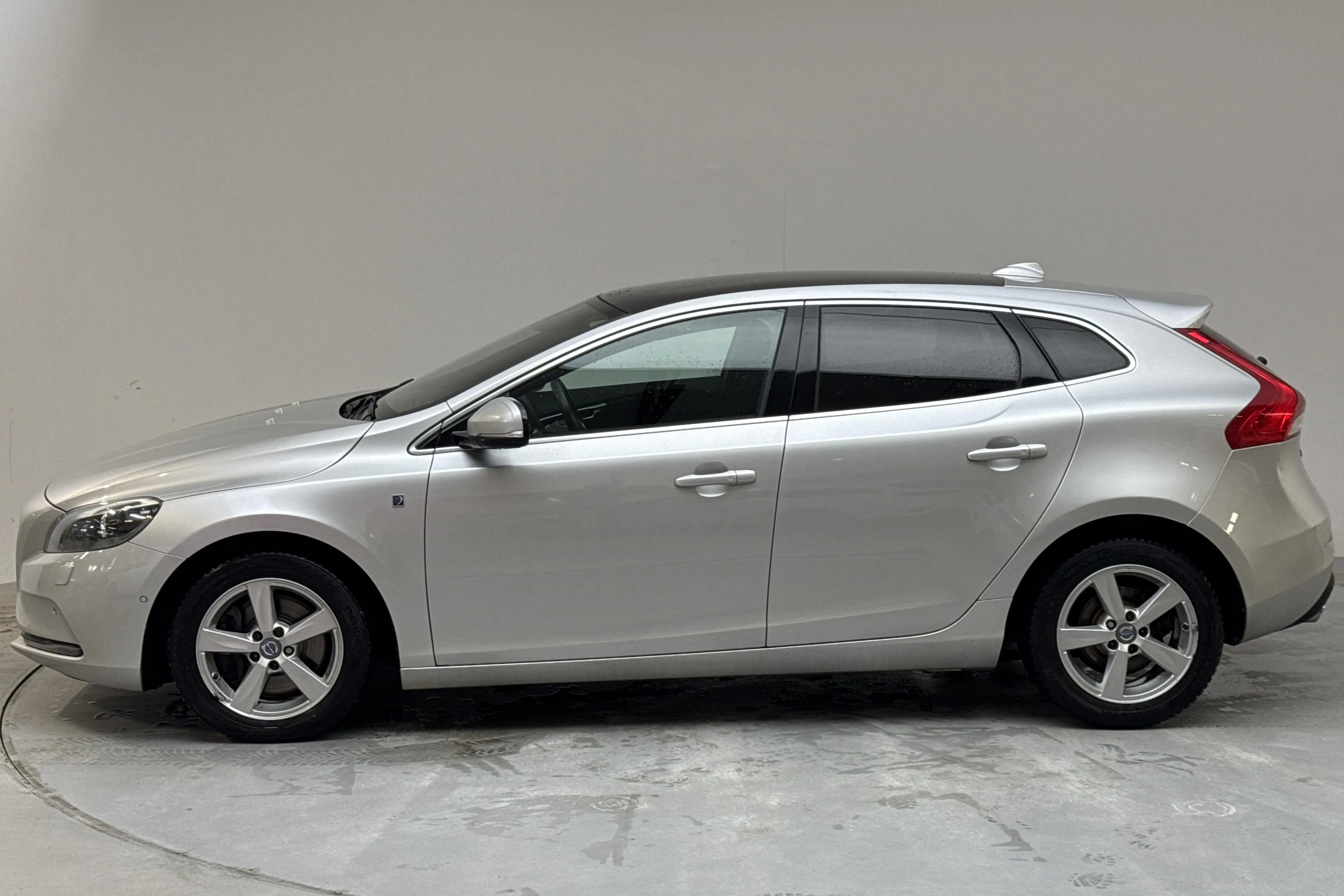Presentationsfoto 2 av 16: Volvo V40 D4 (190hk) - 14 976 mil - Automat - silver - 2016