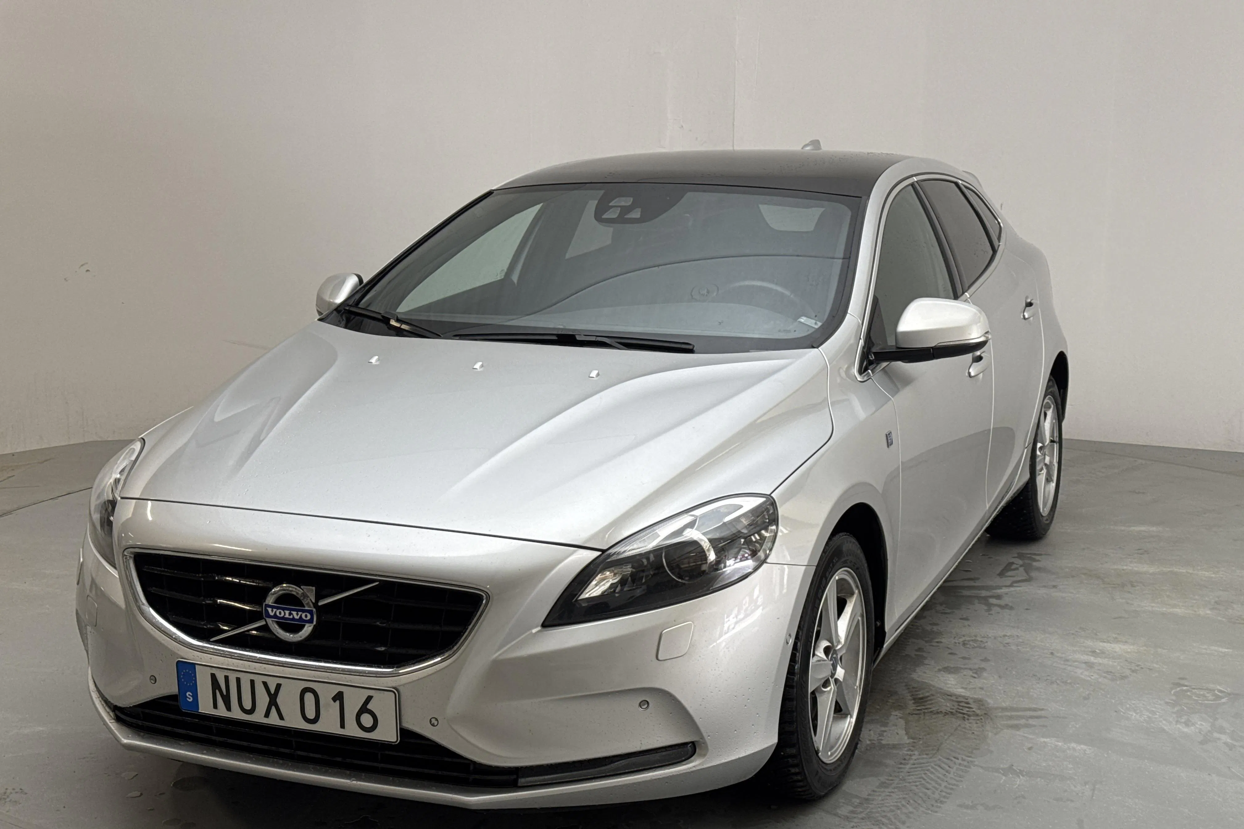 Presentationsfoto 1 av 16: Volvo V40 D4 (190hk) - 14 976 mil - Automat - silver - 2016