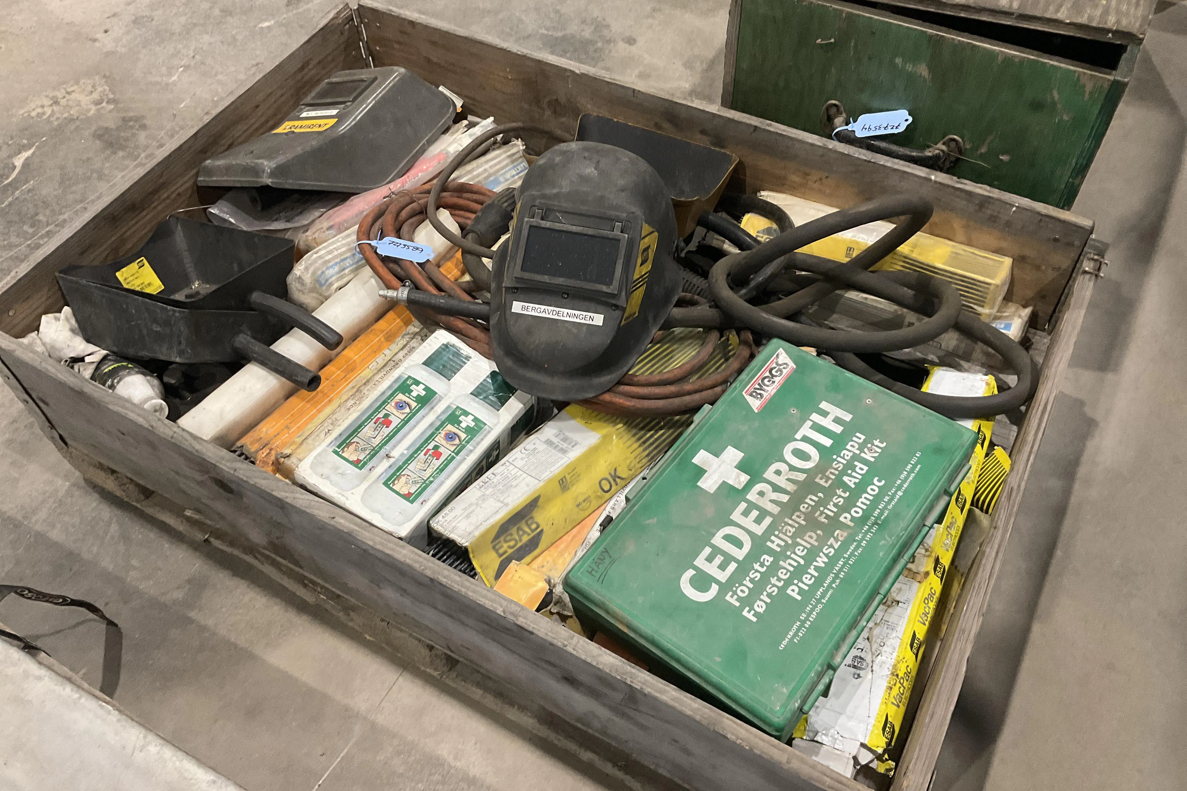 Presentationsfoto 1 av 10: Svetselektroder samt 2 st vinkelslipar + kapskivor - 0 km