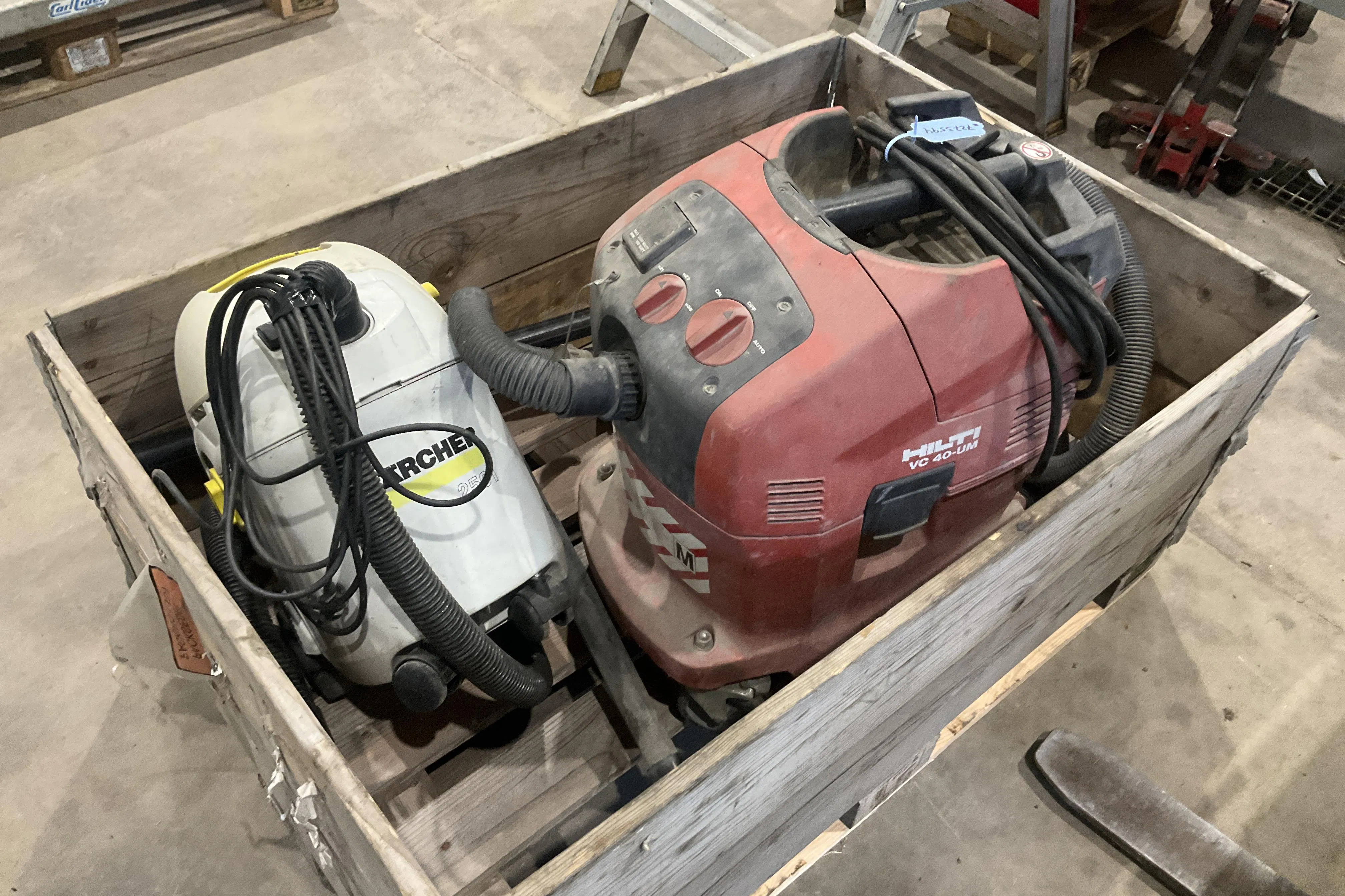 Presentationsfoto 1 av 8: Kärcher + Hilti 2 st industridammsugare + låda med div - 0 km