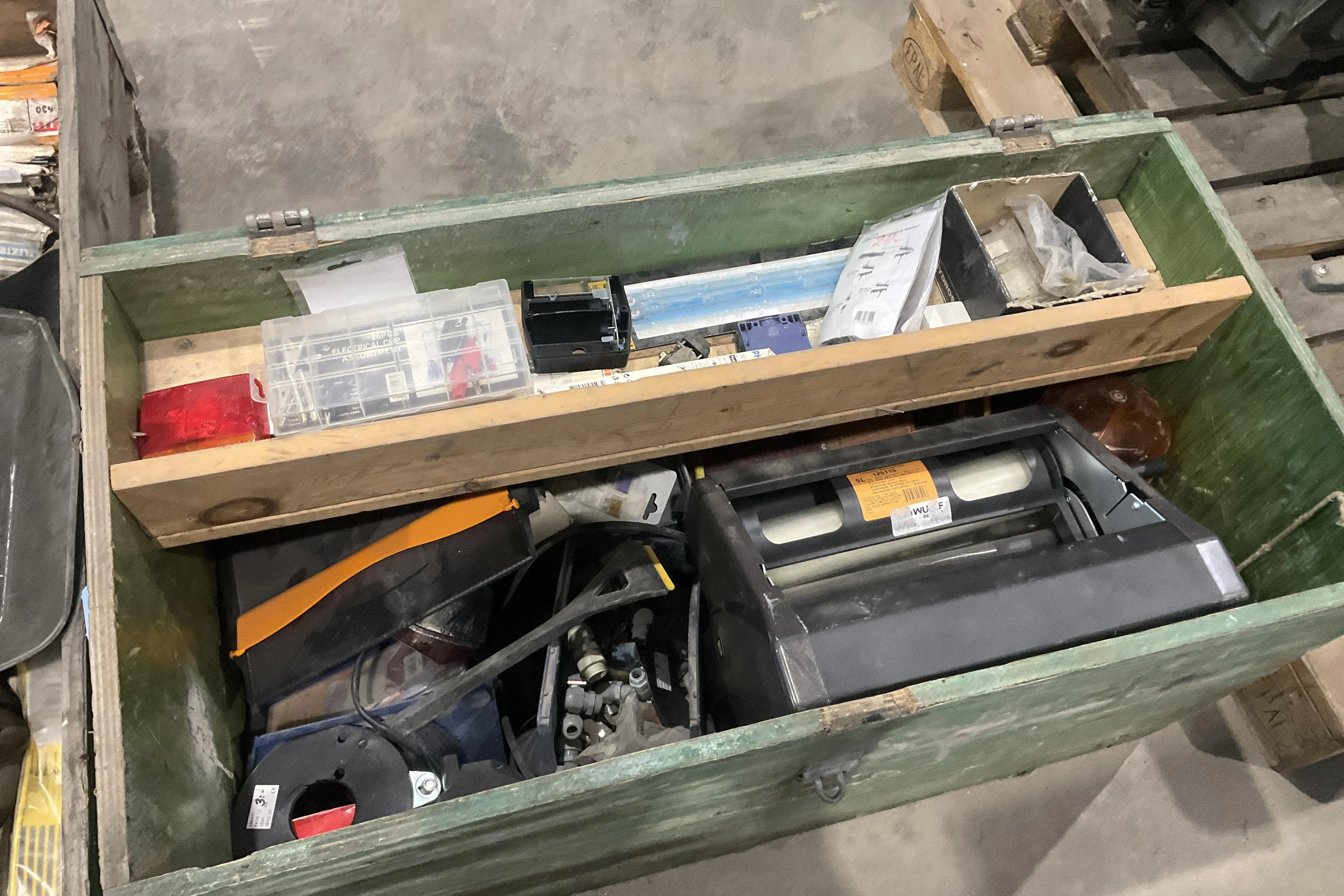 Presentationsfoto 8 av 8: Kärcher + Hilti 2 st industridammsugare + låda med div - 0 km