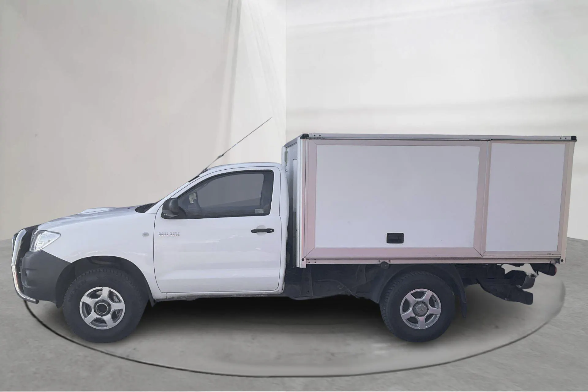 Presentationsfoto 2 av 11: Toyota Hilux 2.5 D-4D 4WD (144hk) - 11 880 mil - Manuell - vit - 2011