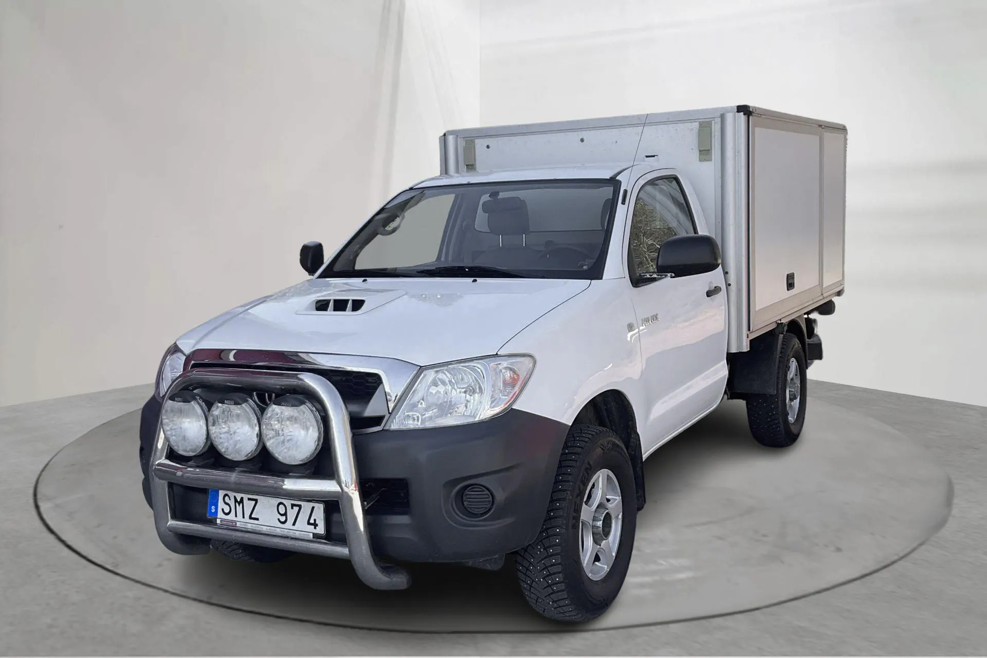 Presentationsfoto 1 av 11: Toyota Hilux 2.5 D-4D 4WD (144hk) - 11 880 mil - Manuell - vit - 2011