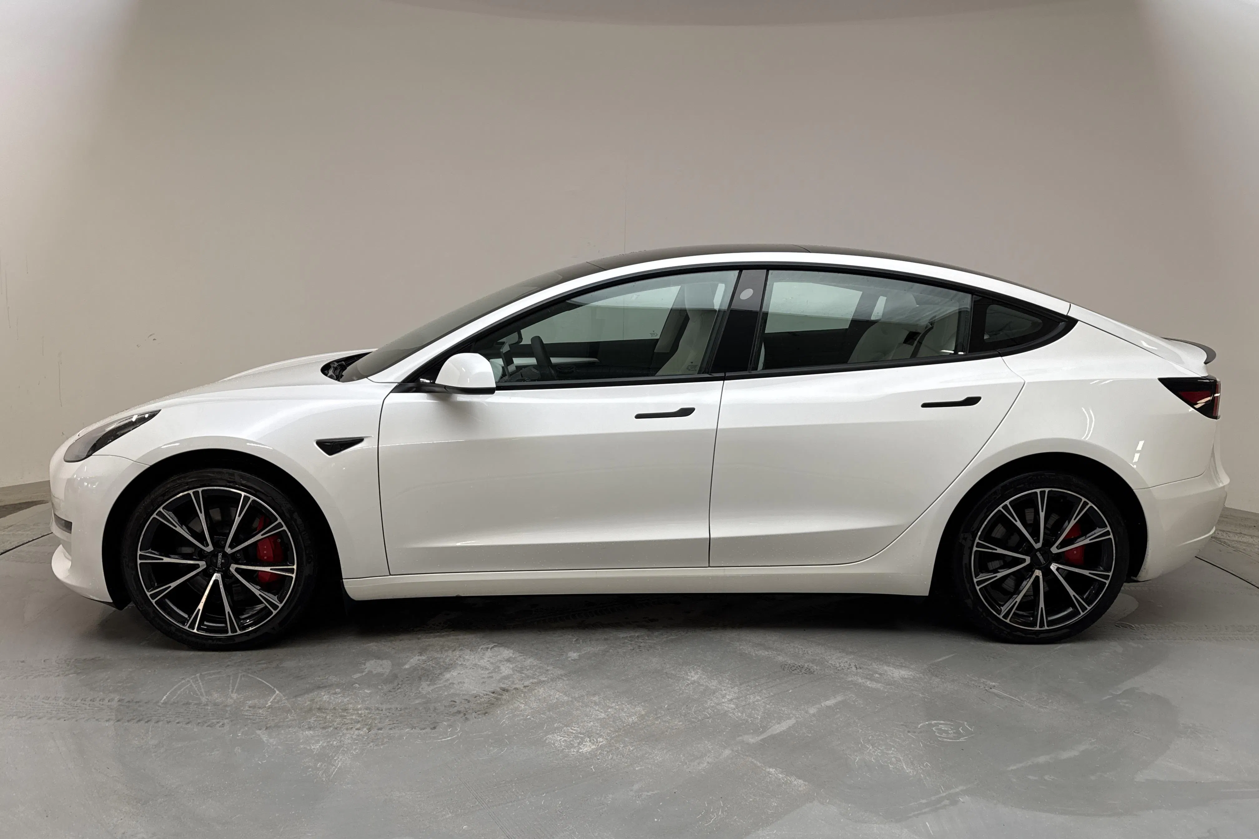 Presentationsfoto 2 av 18: Tesla Model 3 Performance AWD - 5 736 mil - Automat - vit - 2023