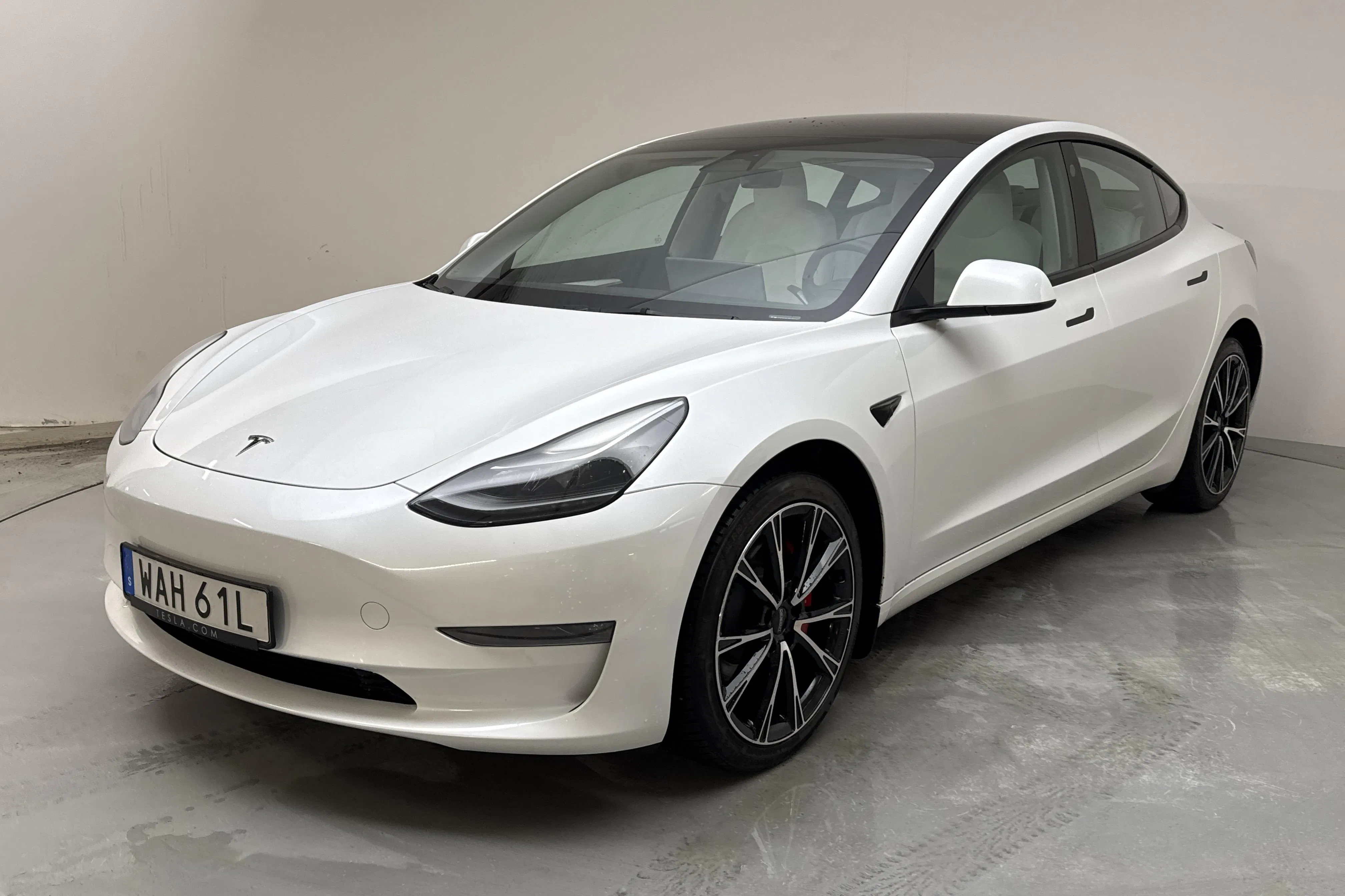 Presentationsfoto 1 av 18: Tesla Model 3 Performance AWD - 5 736 mil - Automat - vit - 2023