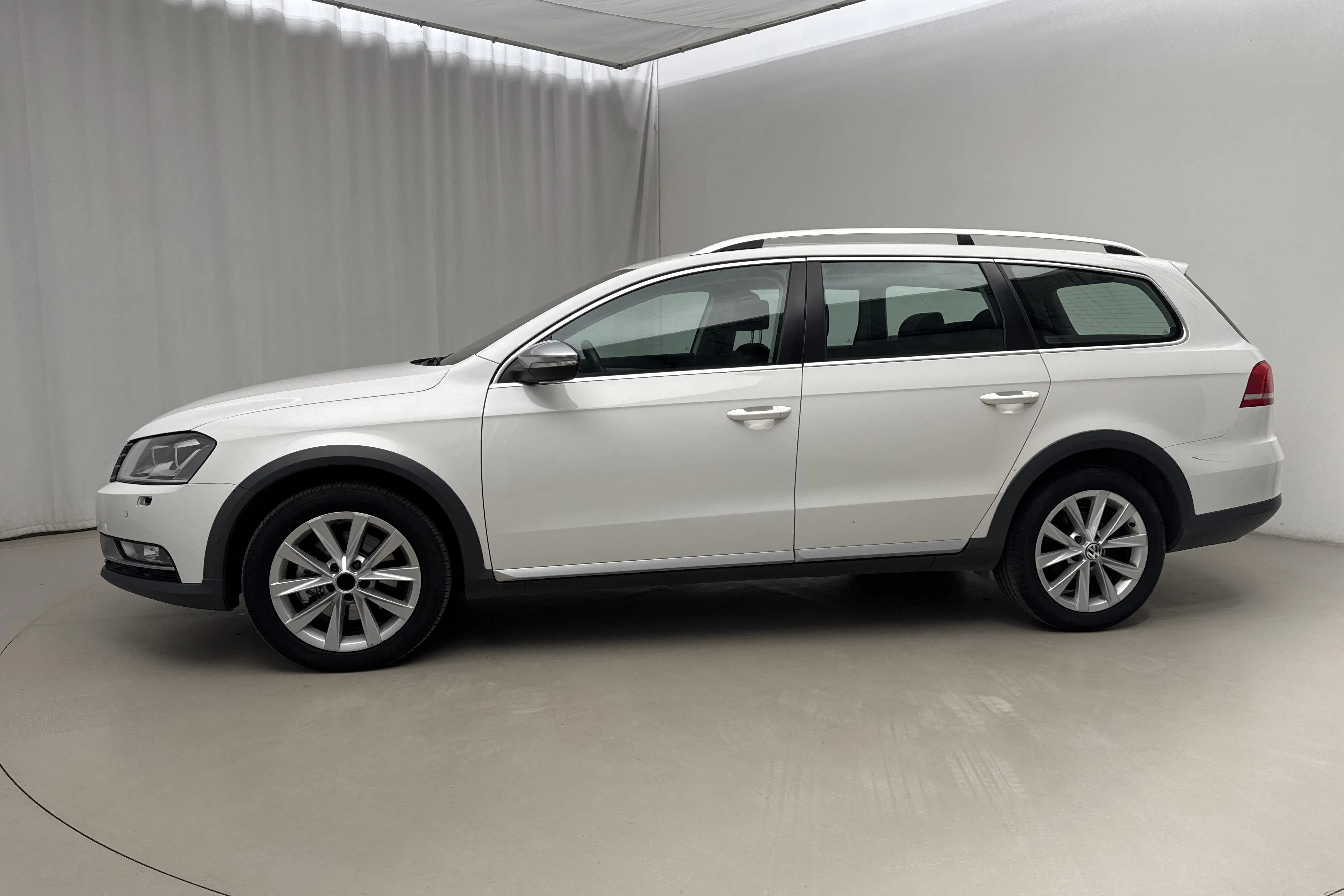 Presentationsfoto 2 av 17: VW Passat Alltrack 2.0 TDI BlueMotion Technology 4Motion (177hk) - 20 955 mil - Automat - vit - 2014