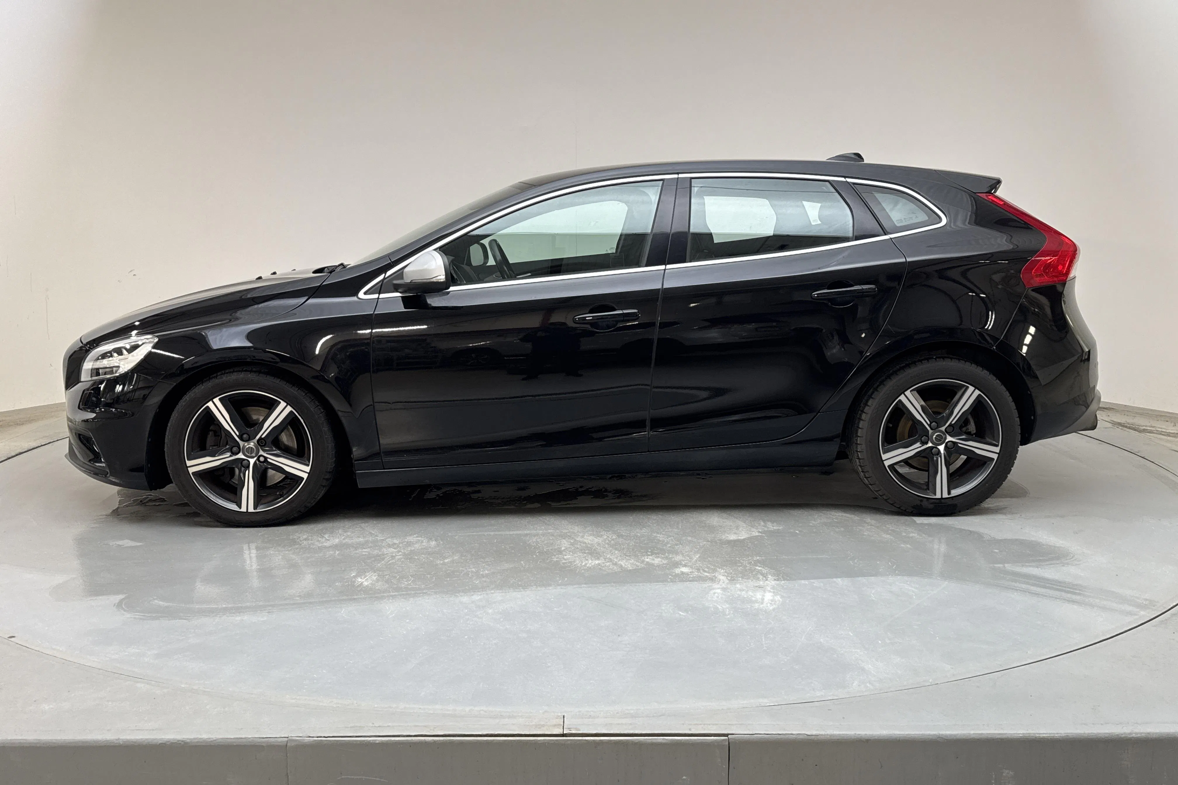 Presentation photo 2 of 14: Volvo V40 T2 (122hk) - 92 310 km - Automatic - black - 2017