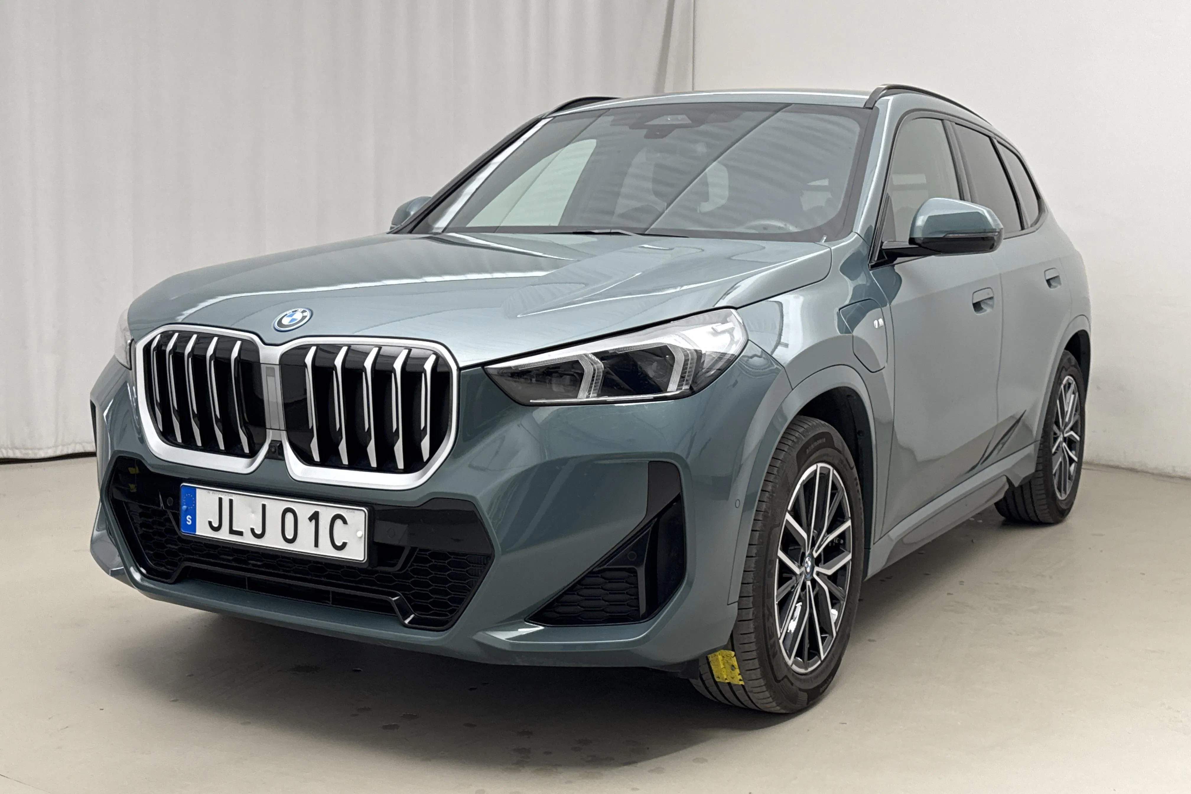 Presentationsfoto 1 av 22: BMW X1 xDrive30e, U11 (326hk) - 3 557 mil - Automat - grön - 2023