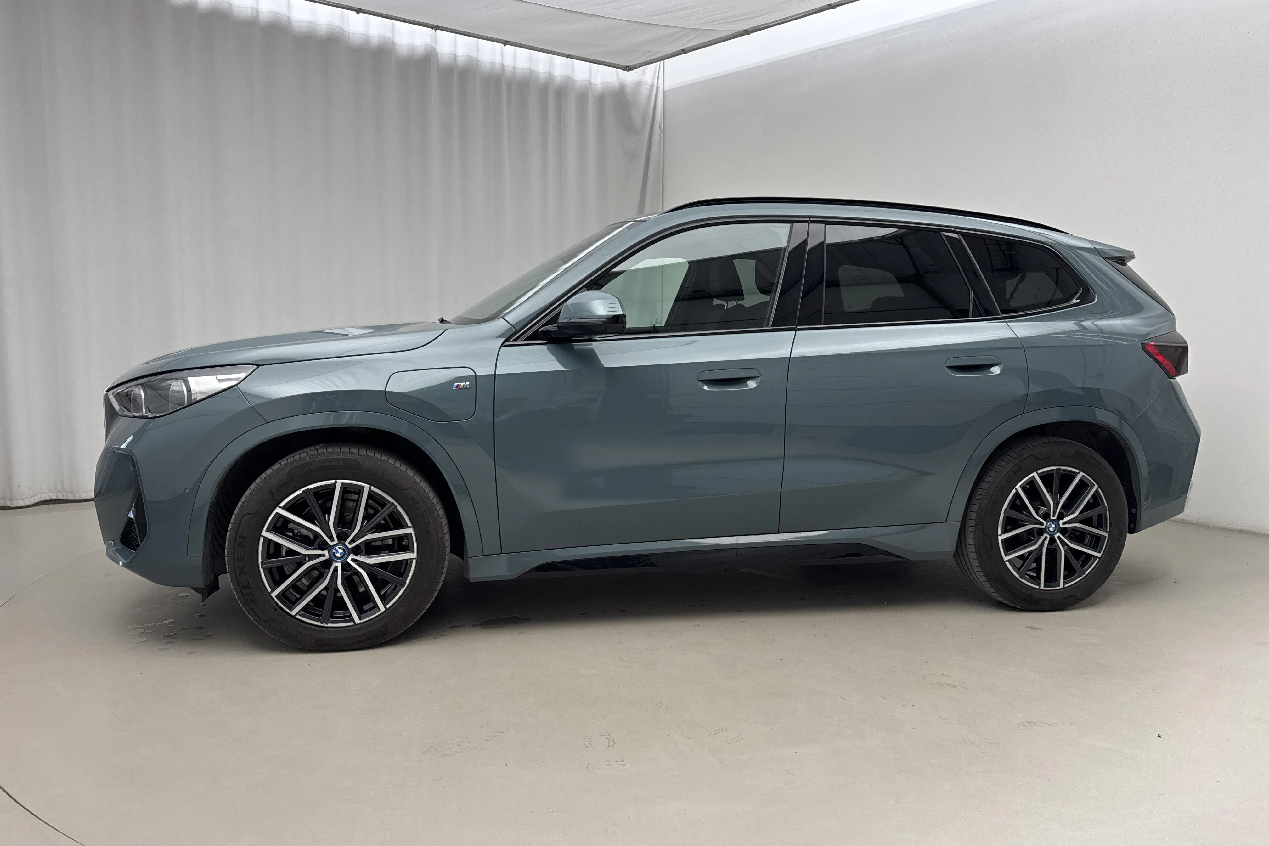 Presentationsfoto 2 av 22: BMW X1 xDrive30e, U11 (326hk) - 3 557 mil - Automat - grön - 2023