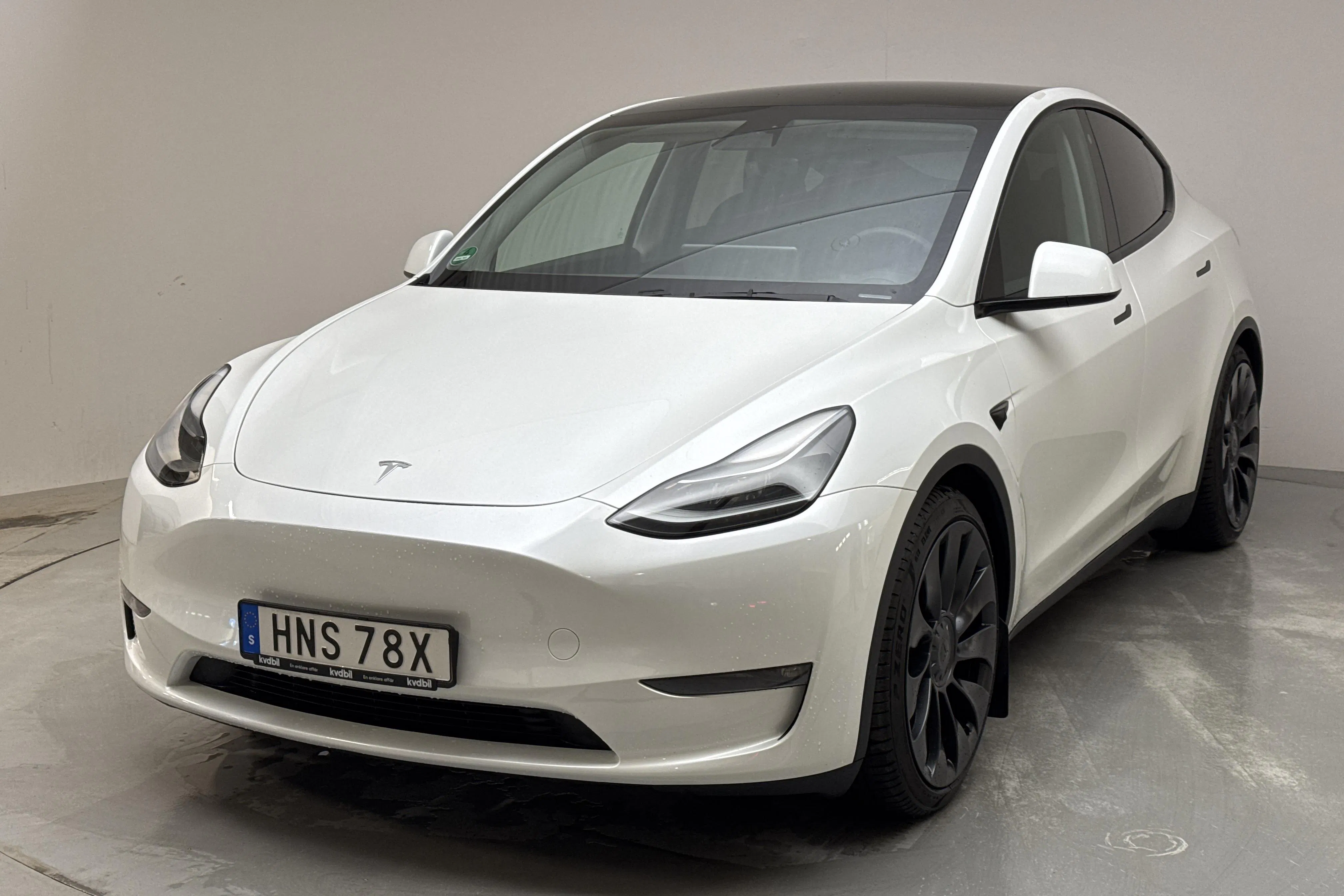 Präsentationsfoto 1 von 19: Tesla Model Y Performance Dual Motor AWD - 42 100 Kilometer - Verkaufsautomat - Weiß - 2024