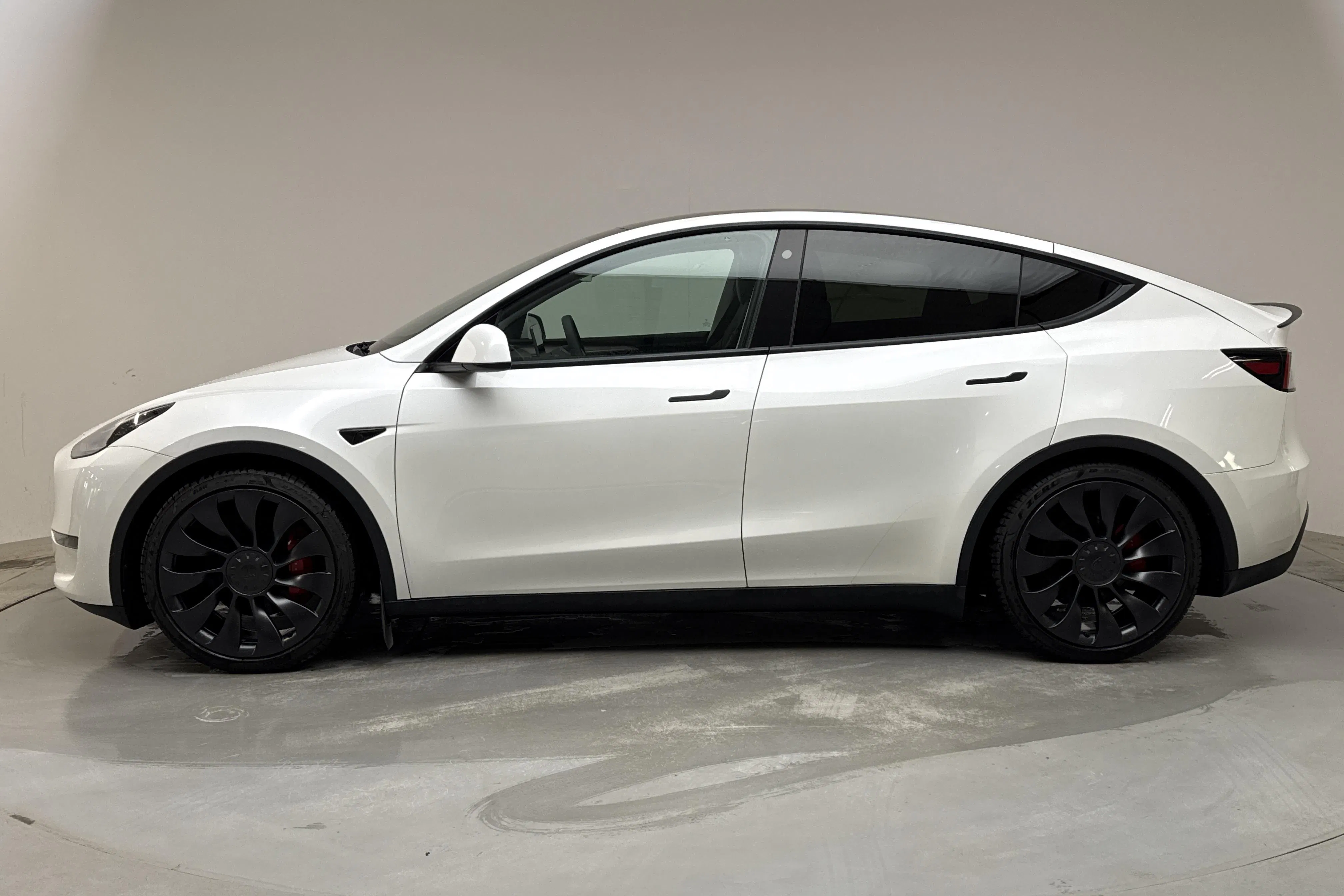 Präsentationsfoto 2 von 19: Tesla Model Y Performance Dual Motor AWD - 42 100 Kilometer - Verkaufsautomat - Weiß - 2024