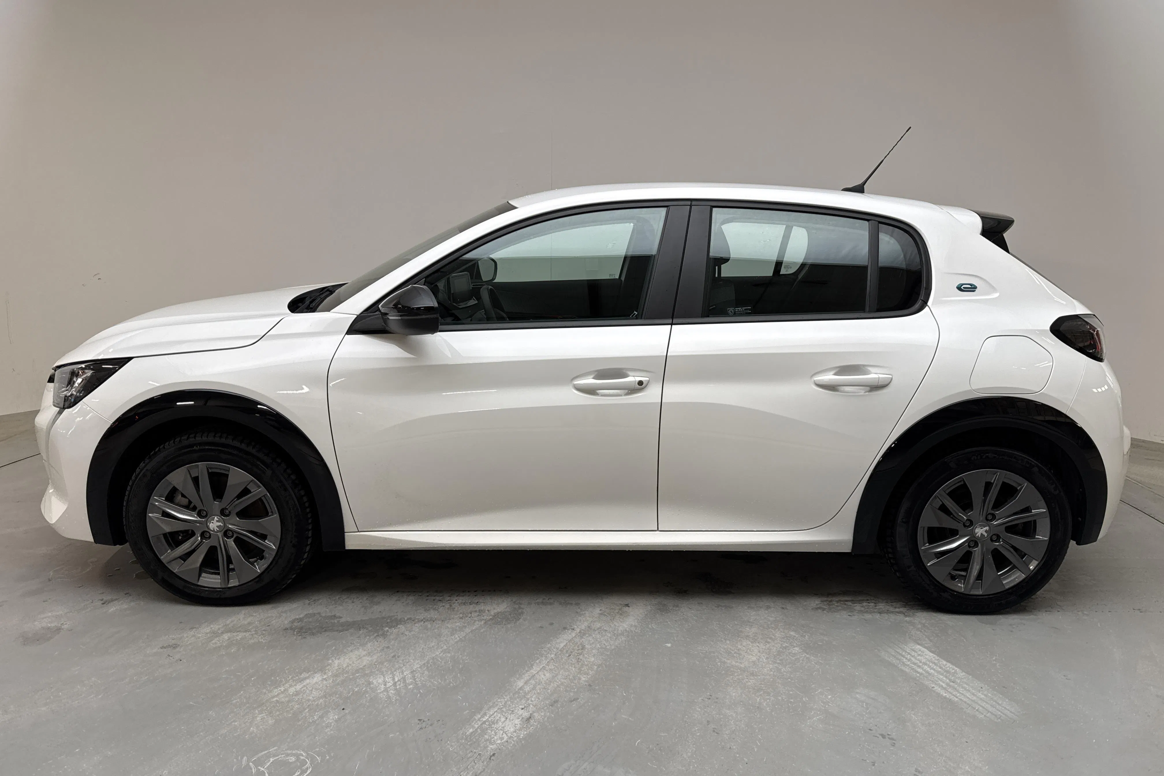 Presentationsfoto 2 av 12: Peugeot e-208 50kWh 5dr (136hk) - 980 mil - Automat - vit - 2022
