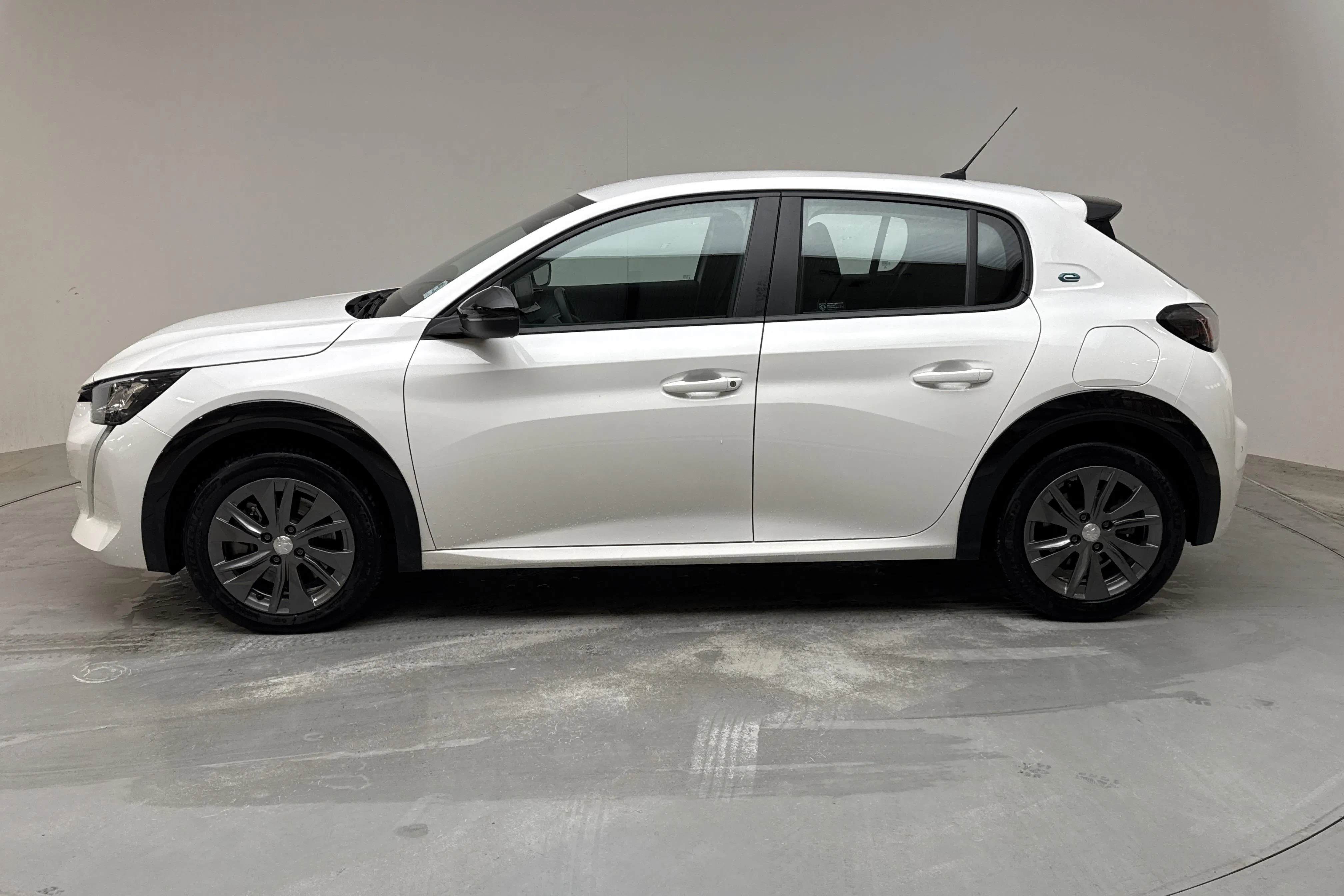 Presentationsfoto 2 av 13: Peugeot e-208 50kWh 5dr (136hk) - 813 mil - Automat - vit - 2022