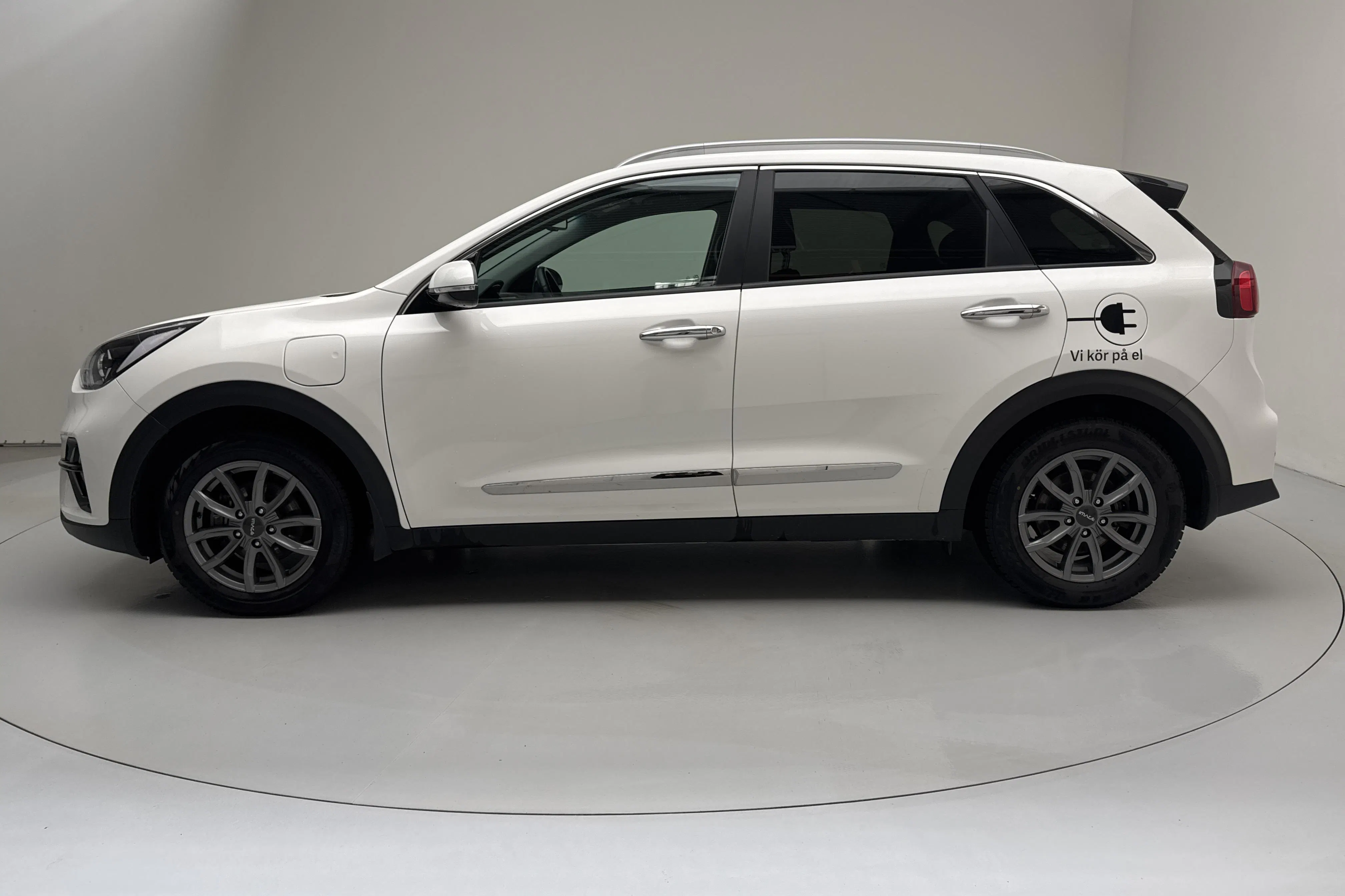 Presentationsfoto 2 av 17: KIA Niro Plug-in Hybrid 1.6 (141hk) - 2 677 mil - Automat - vit - 2022