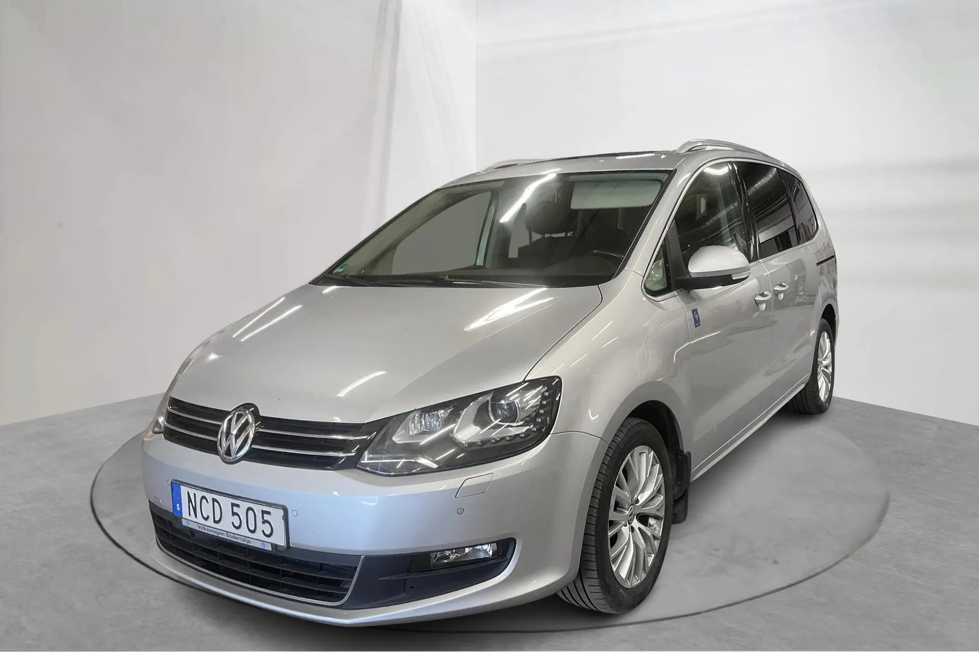 Presentationsfoto 1 av 21: VW Sharan 2.0 TDI BlueMotion Technology 4motion (140hk) - 19 032 mil - Manuell - silver - 2013